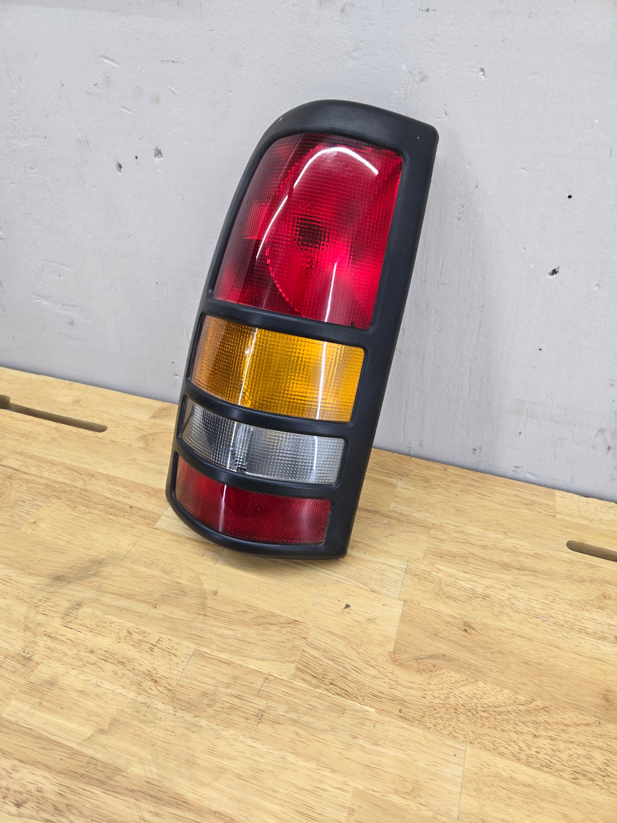 1999-2007 GMC Sierra 1500 2500 3500 LH Drivers side Tail Light 11-6082-00-1A