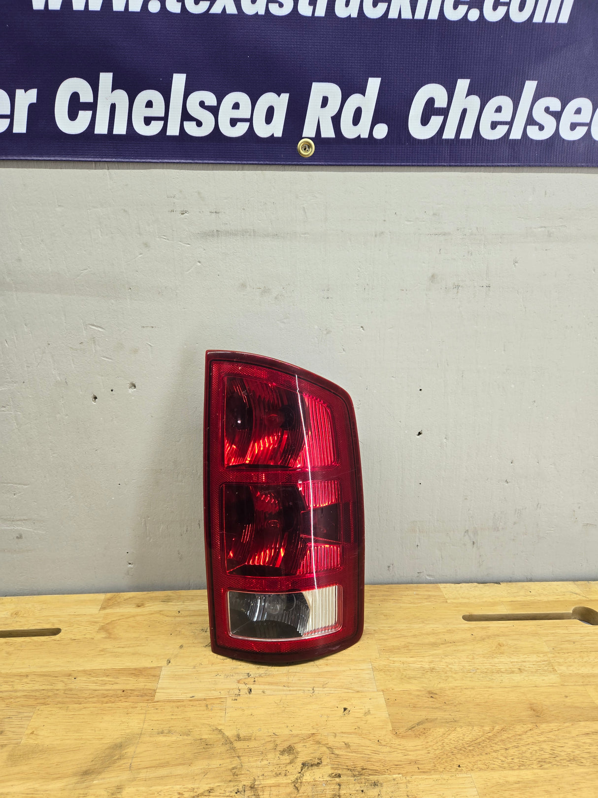 2002-2006 Dodge Ram 1500 2500 3500 RH Passenger Side Tail Light