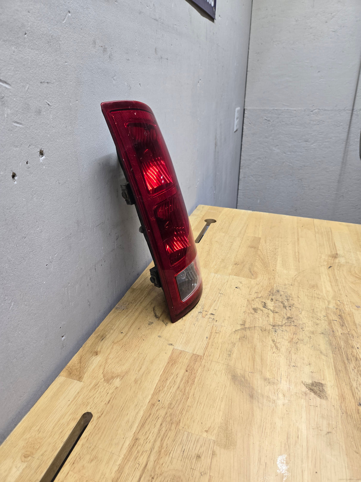 2002-2006 Dodge Ram 1500 2500 3500 RH Passenger Side Tail Light