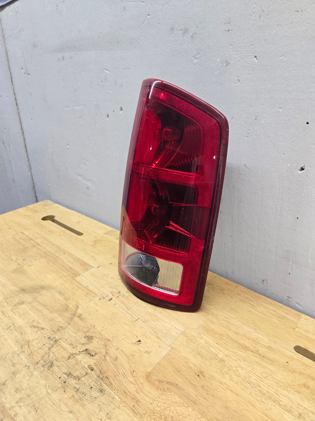 2002-2006 Dodge Ram 1500 2500 3500 RH Passenger Side Tail Light