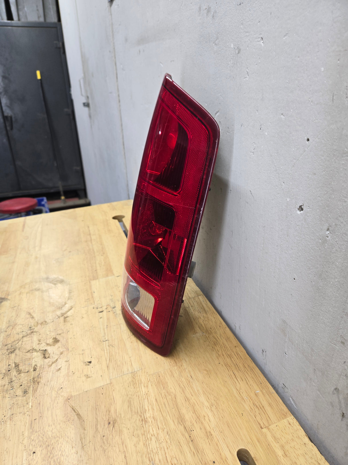 2002-2006 Dodge Ram 1500 2500 3500 RH Passenger Side Tail Light
