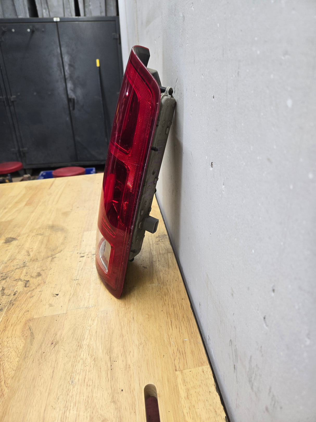 2002-2006 Dodge Ram 1500 2500 3500 RH Passenger Side Tail Light