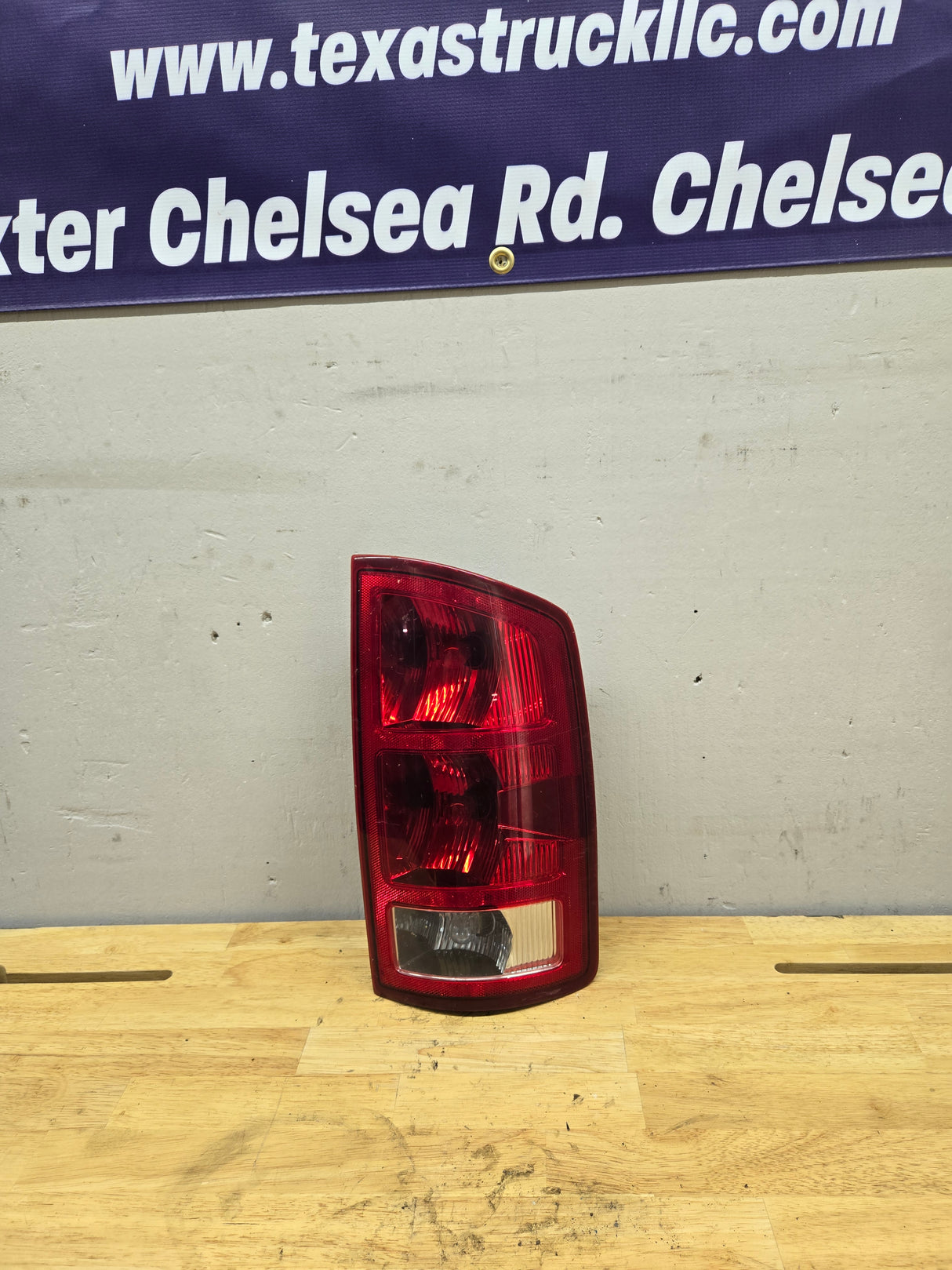 2002-2006 Dodge Ram 1500 2500 3500 RH Passenger Side Tail Light