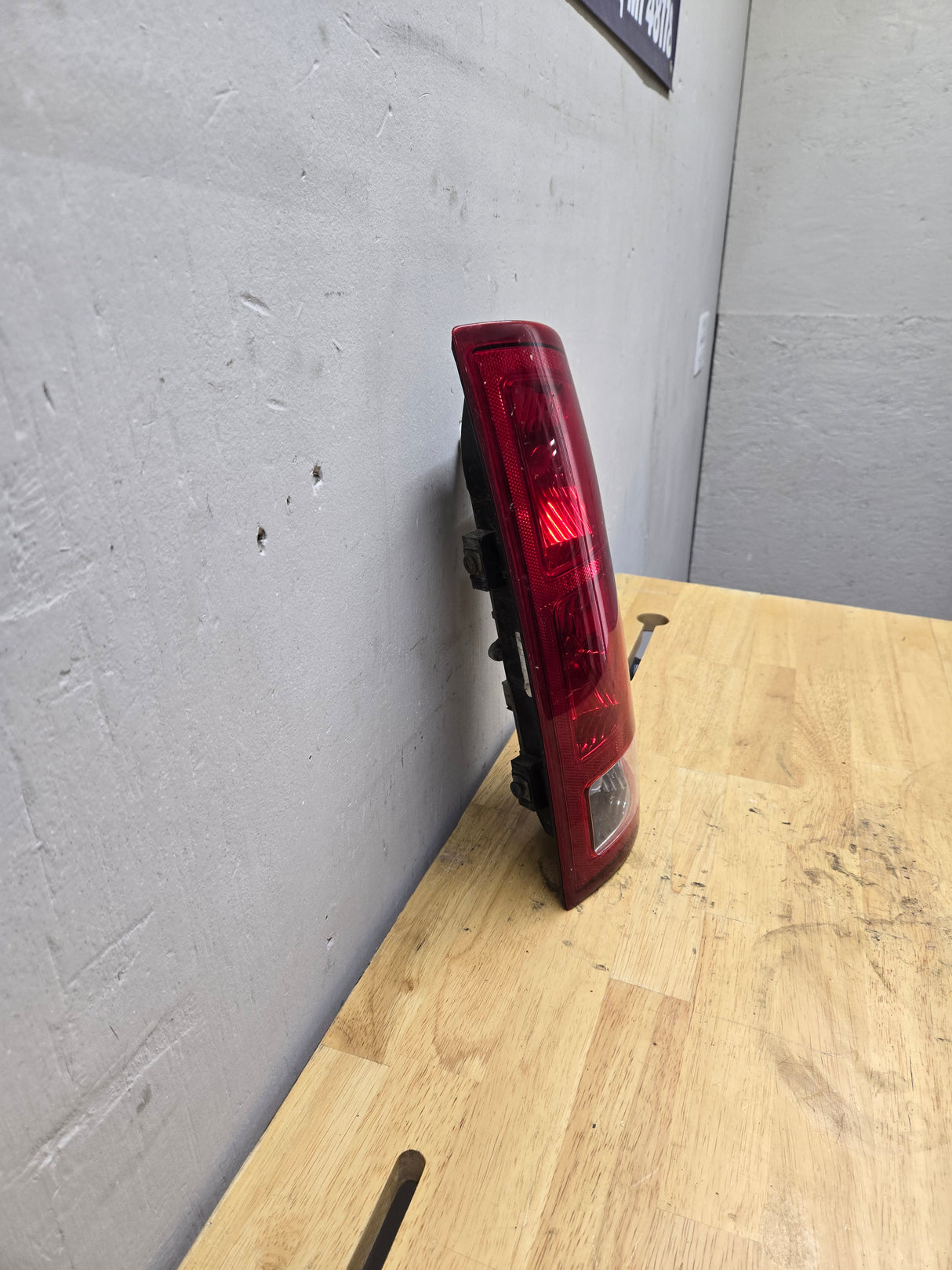 2002-2006 Dodge Ram 1500 2500 3500 RH Passenger Side Tail Light
