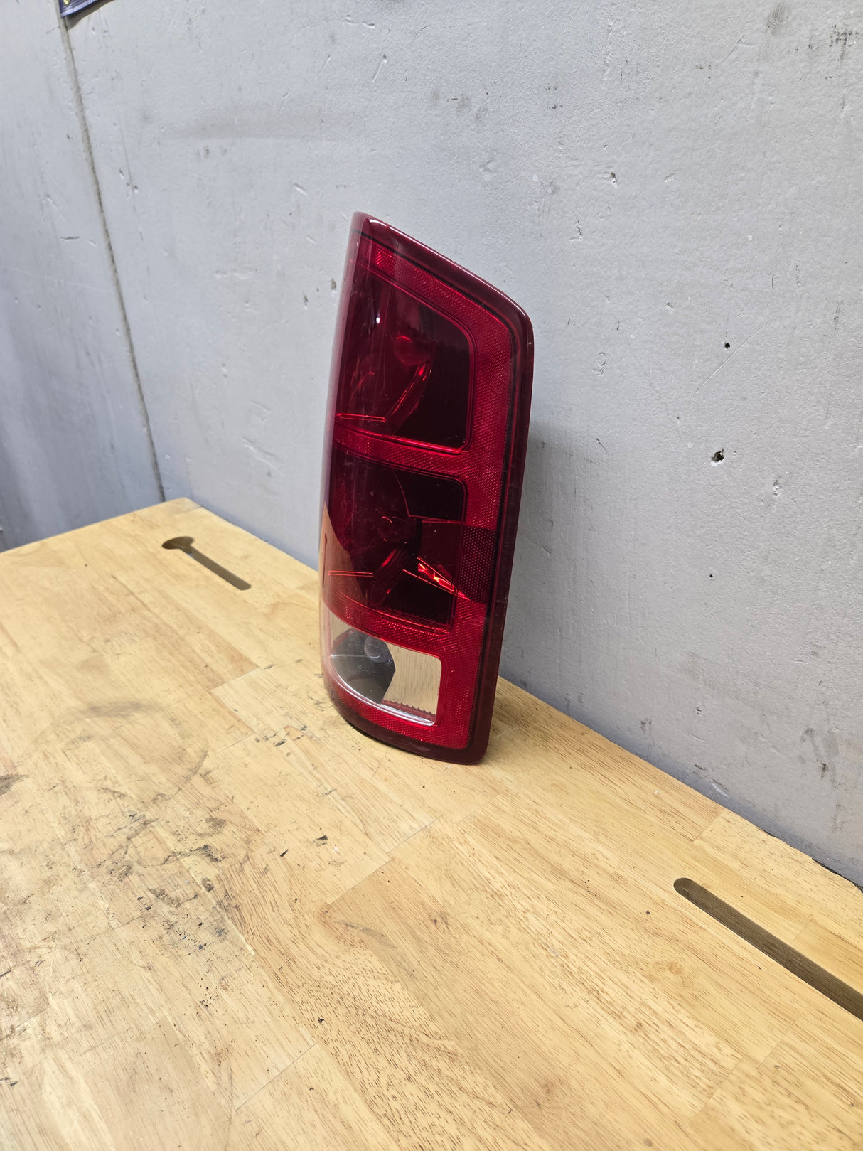 2002-2006 Dodge Ram 1500 2500 3500 RH Passenger Side Tail Light