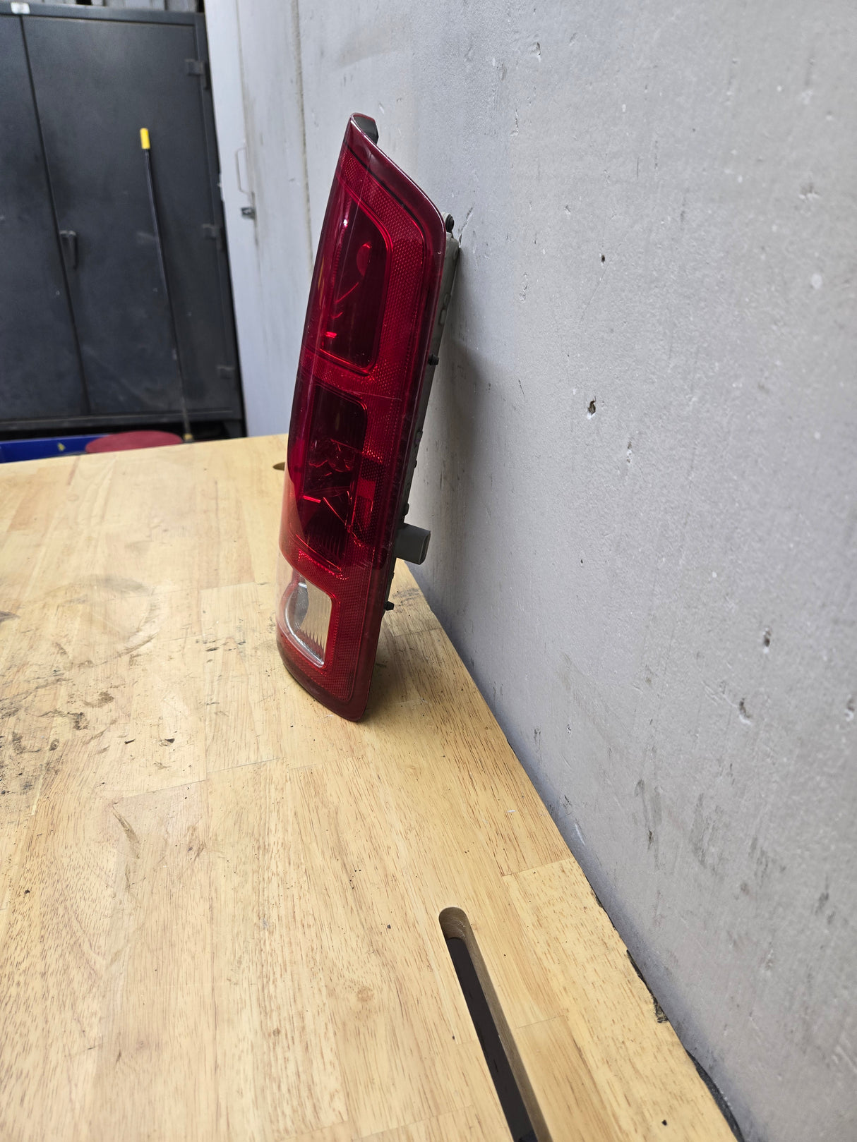 2002-2006 Dodge Ram 1500 2500 3500 RH Passenger Side Tail Light