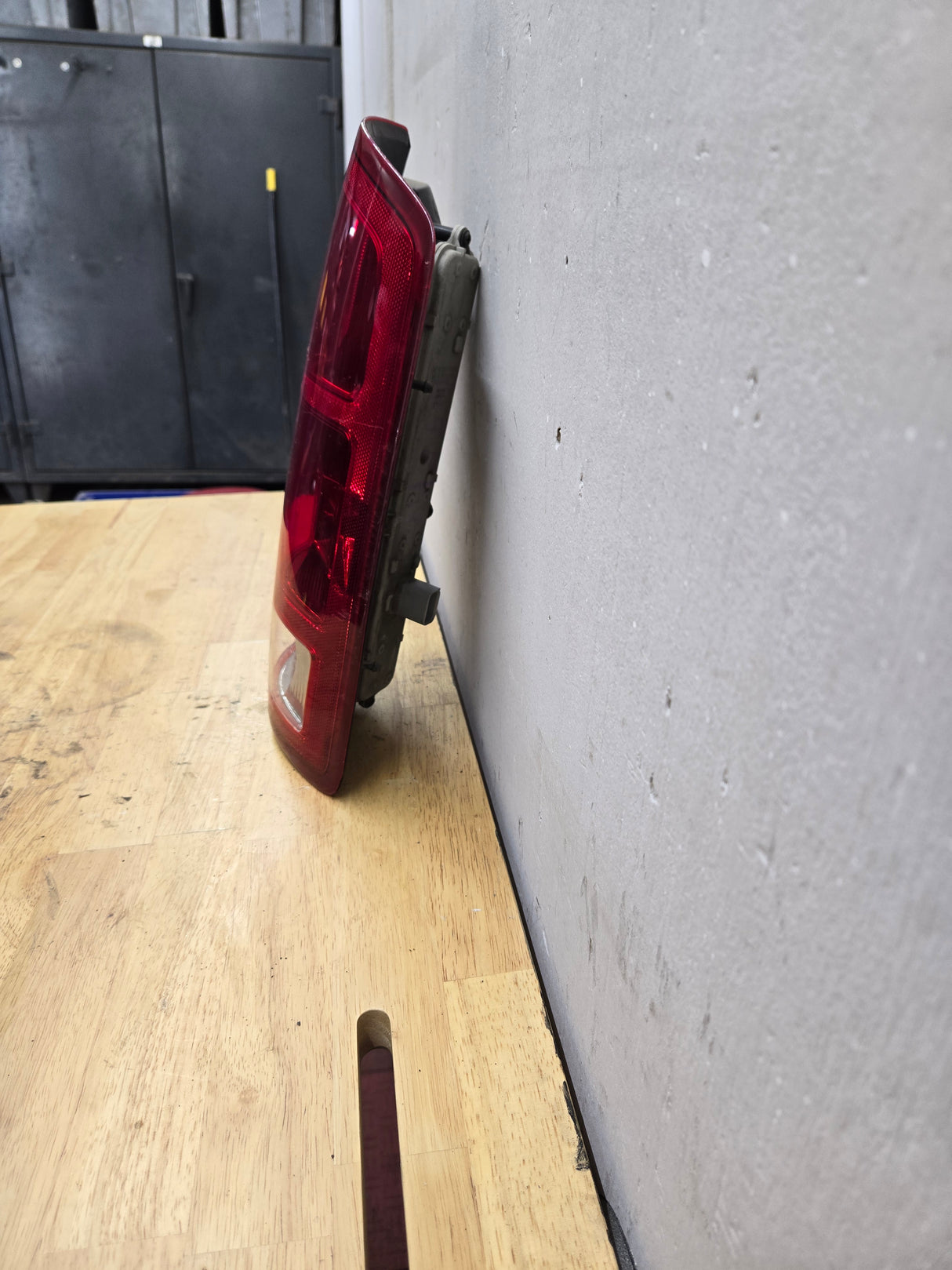 2002-2006 Dodge Ram 1500 2500 3500 RH Passenger Side Tail Light