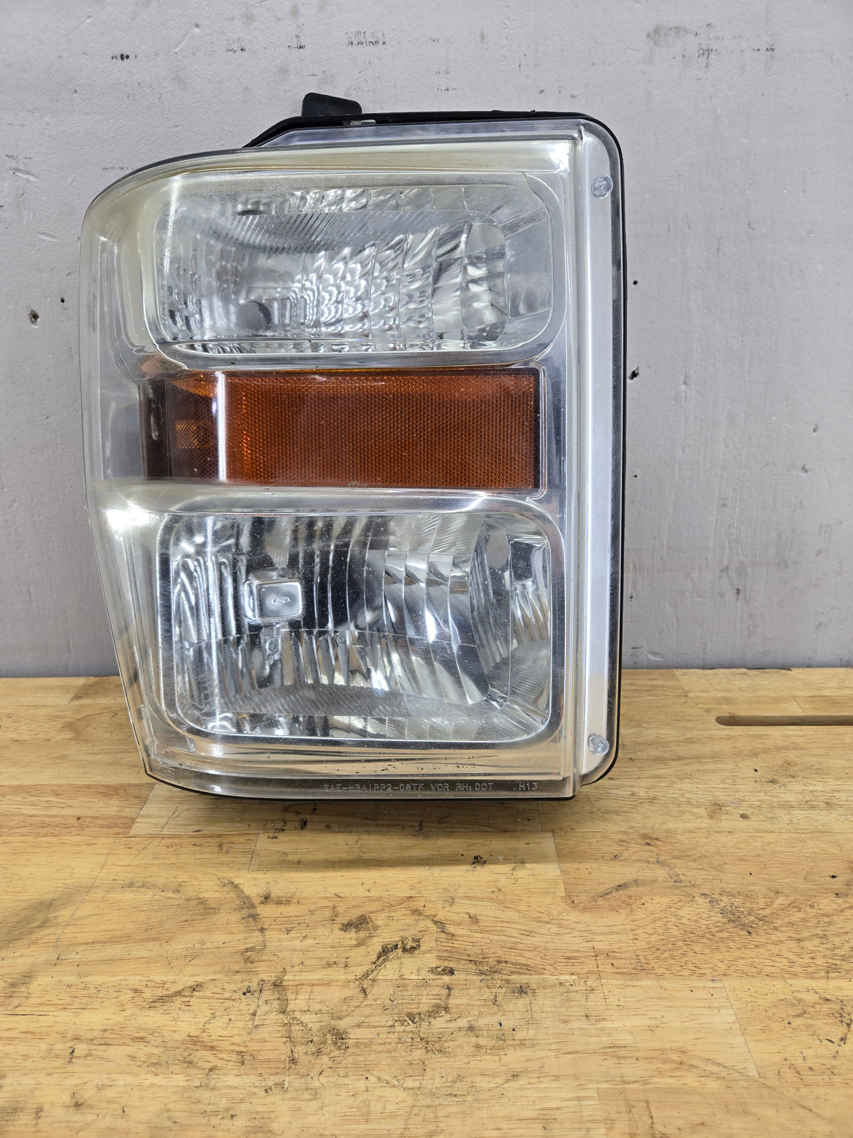 2008-2010 Ford Super Duty F250 F350 F450 F550 RH Passenger Side Composite Head Light 8C24-13005-A