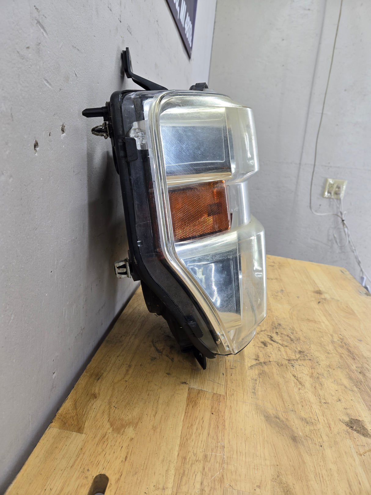 2008-2010 Ford Super Duty F250 F350 F450 F550 RH Passenger Side Composite Head Light 8C24-13005-A