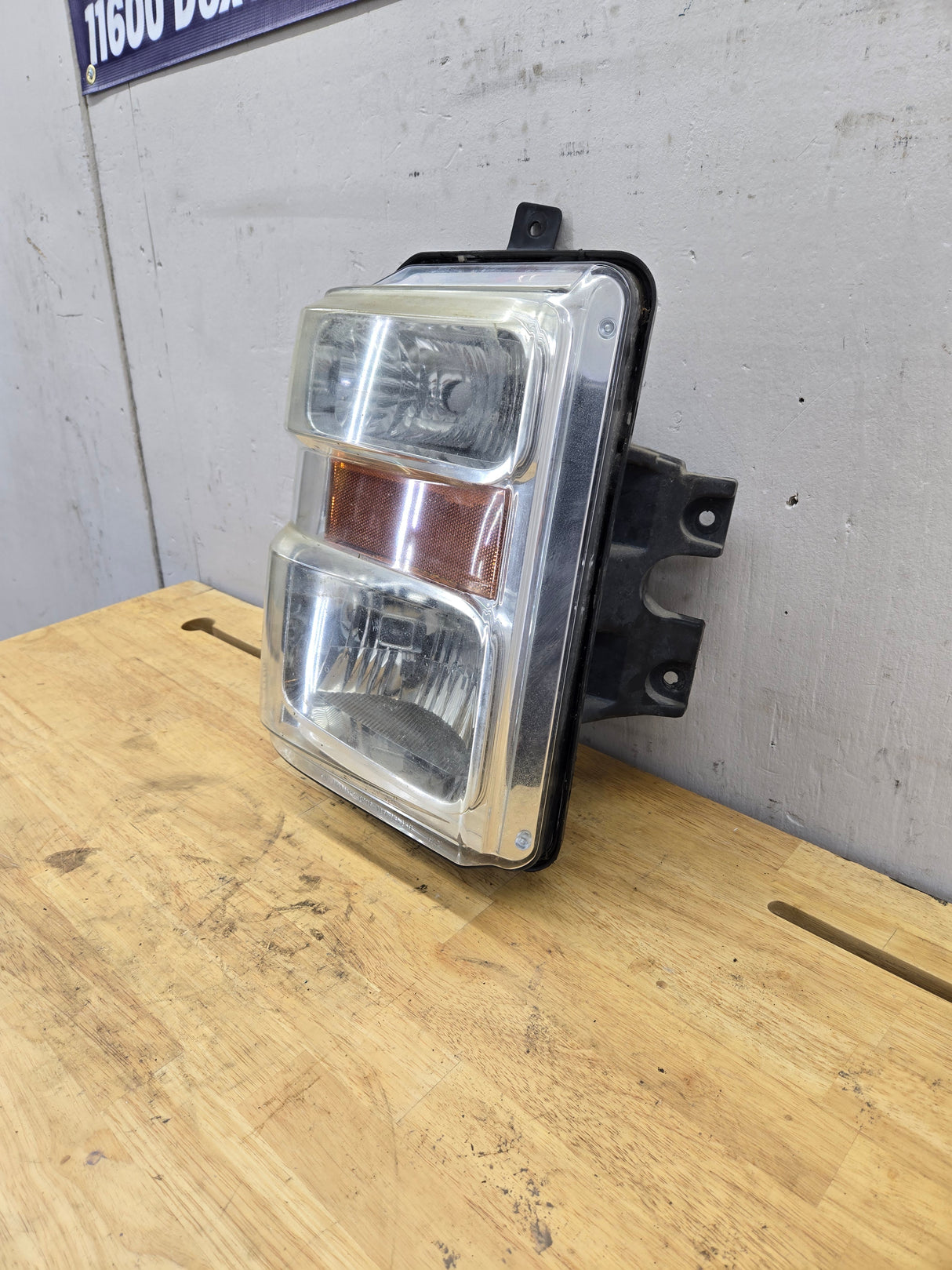 2008-2010 Ford Super Duty F250 F350 F450 F550 RH Passenger Side Composite Head Light 8C24-13005-A