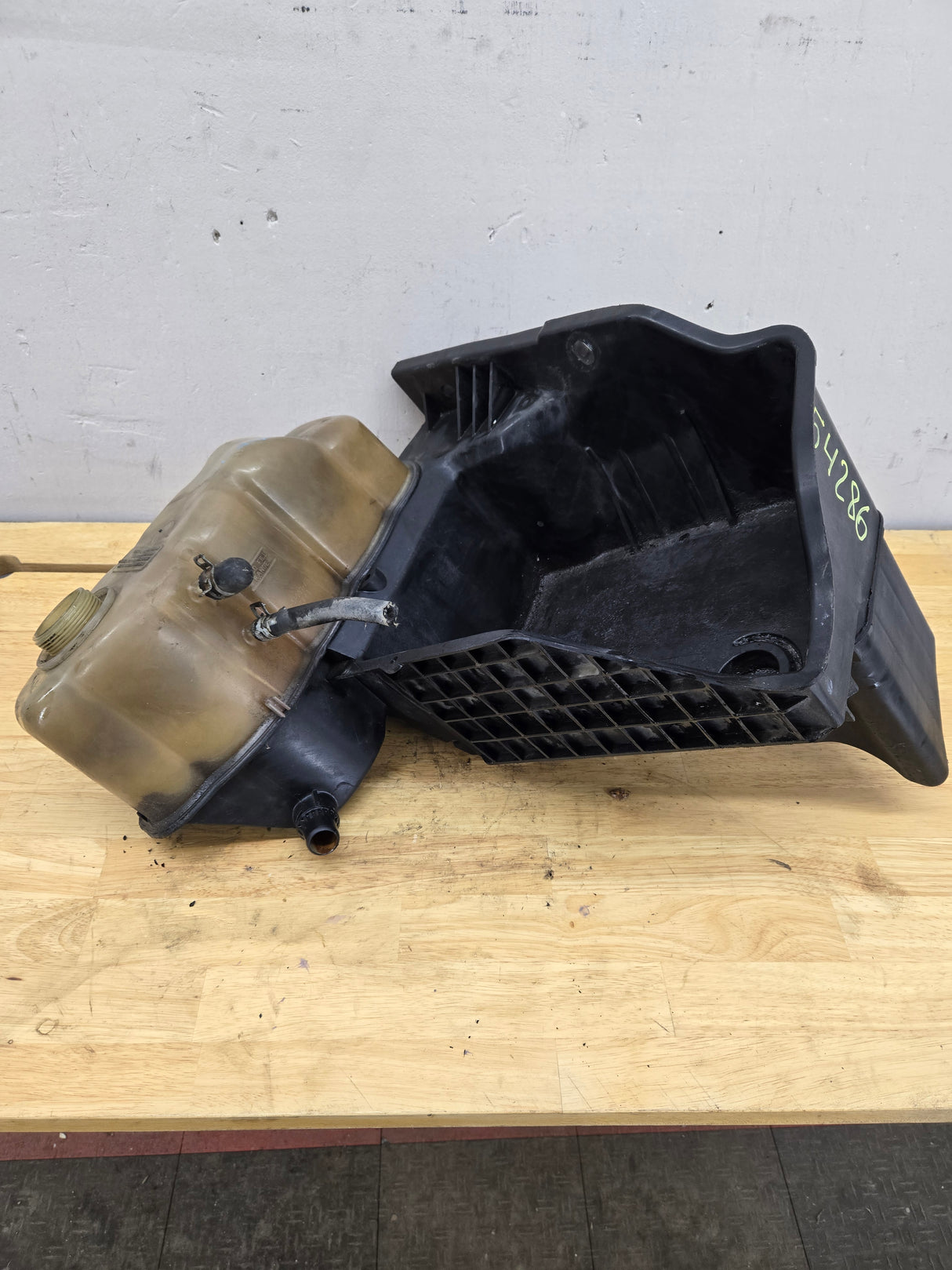 2008-2010 Ford F250 F350 F450 F550 Super Duty Engine Coolant Reservoir Tray