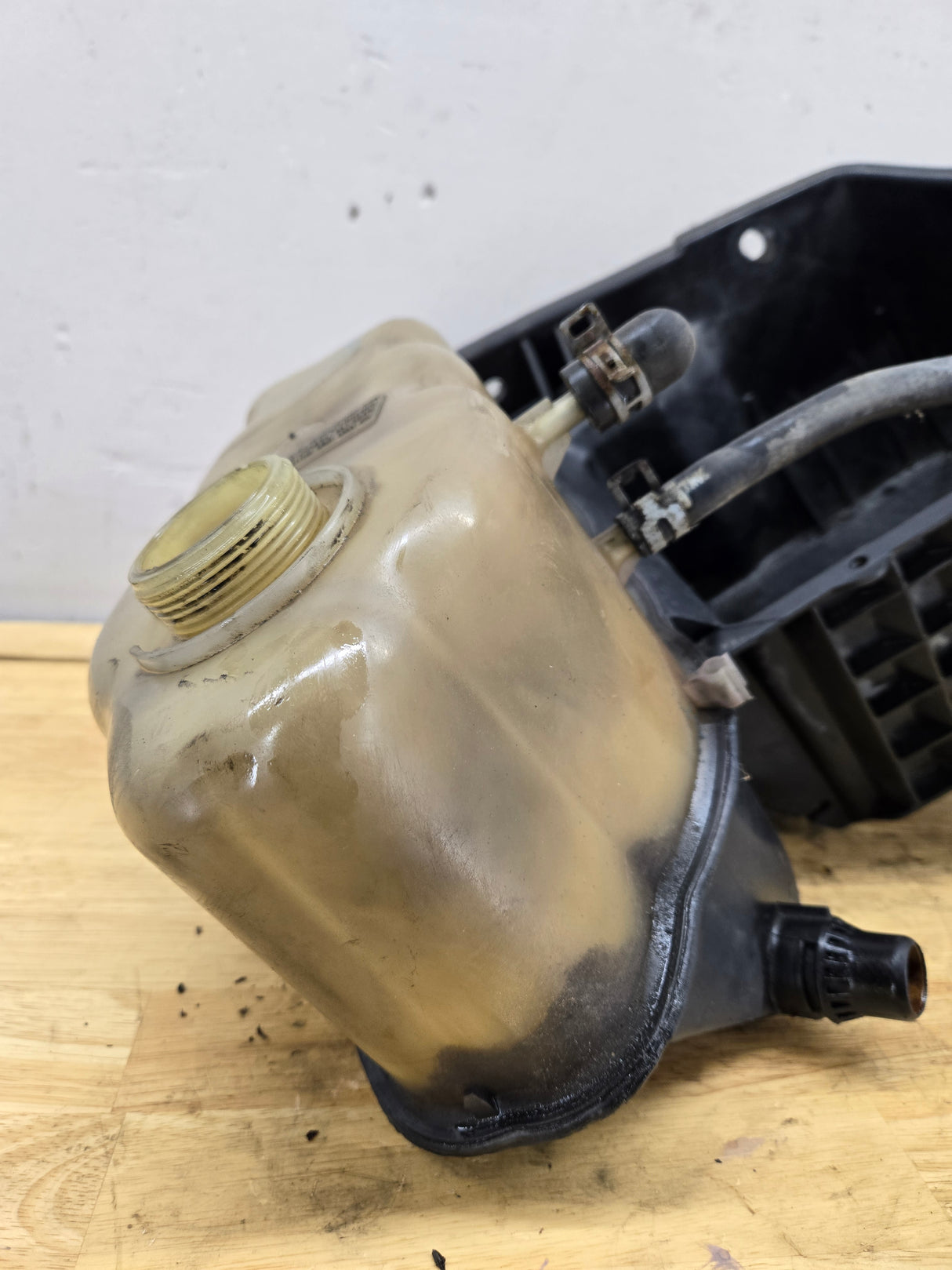 2008-2010 Ford F250 F350 F450 F550 Super Duty Engine Coolant Reservoir Tray