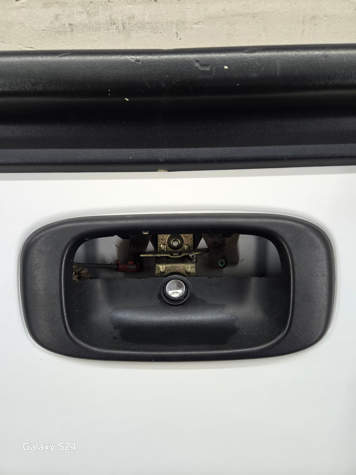 1999-2007 Chevrolet Silverado / GMC Sierra 1500 2500 3500 HD Tailgate