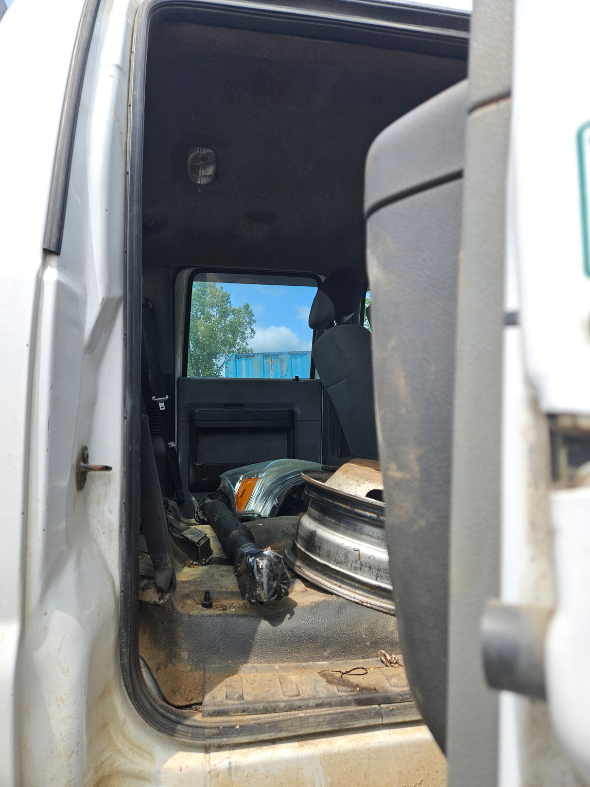 2015 Ford F-350 Super Duty 6.7L Power Stroke 4x4 Dual Rear Wheel - FULL PART OUT