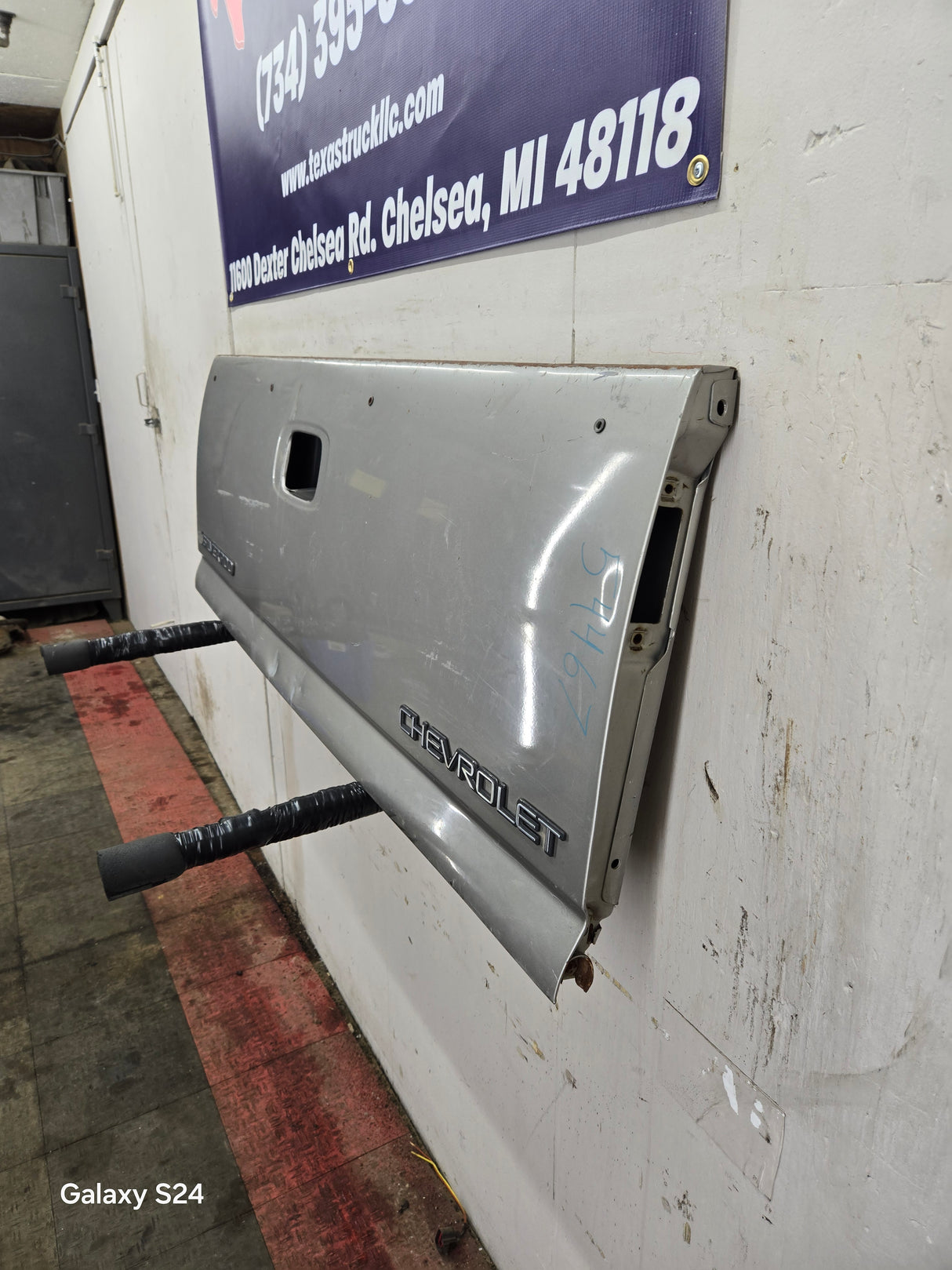 1999-2007 Chevrolet Silverado / GMC Sierra 1500 2500HD 3500 HD Tailgate