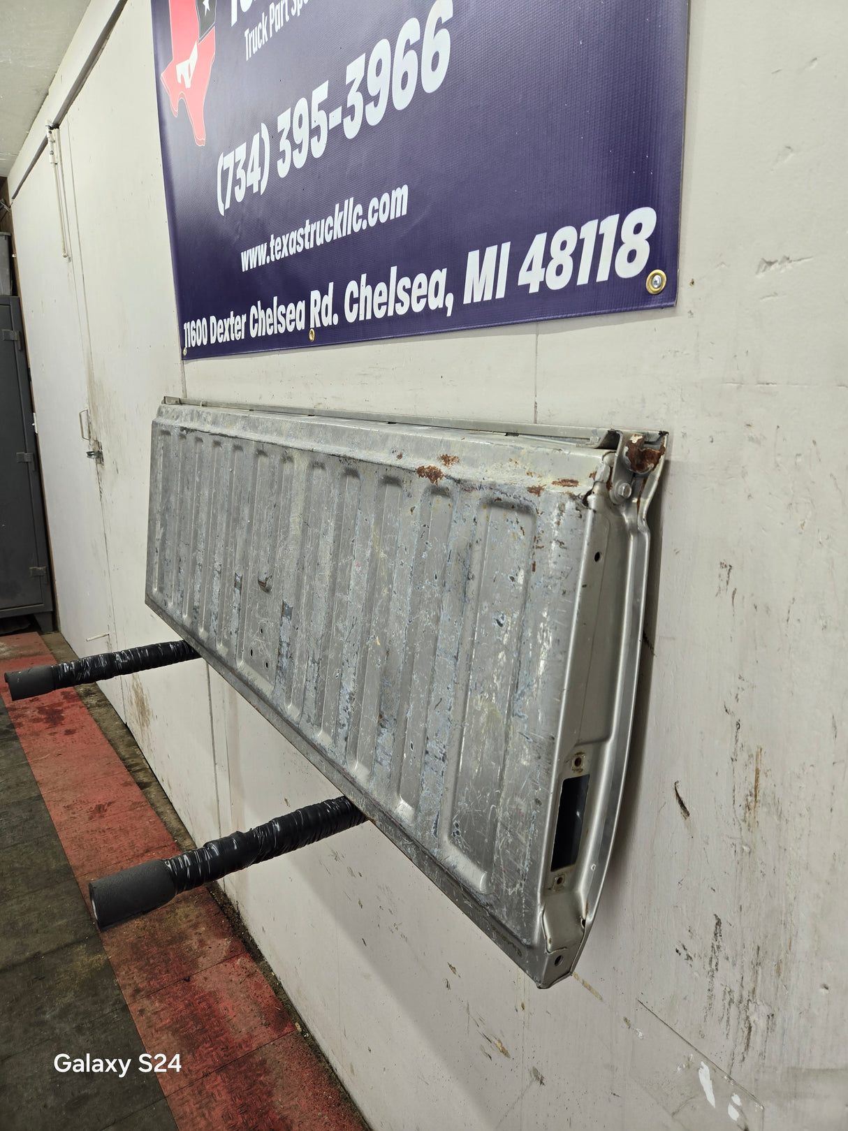 1999-2007 Chevrolet Silverado / GMC Sierra 1500 2500HD 3500 HD Tailgate