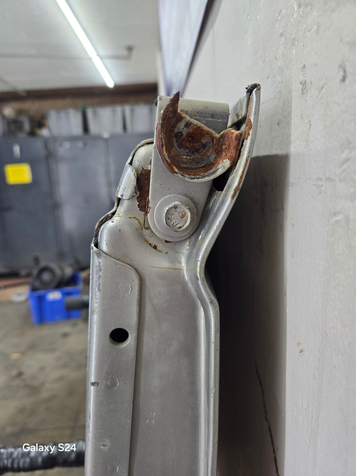 1999-2007 Chevrolet Silverado / GMC Sierra 1500 2500HD 3500 HD Tailgate