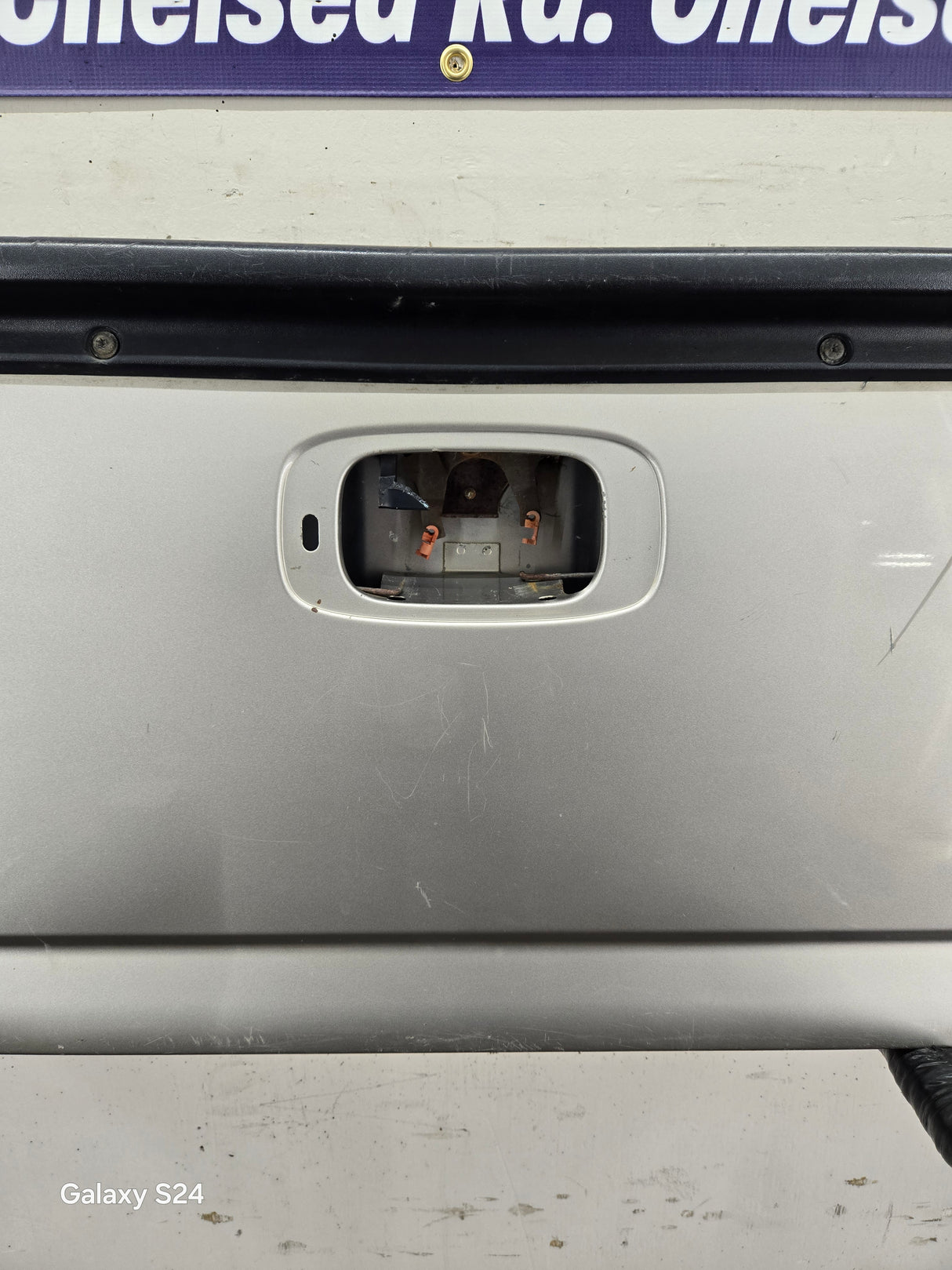 1999-2007 Chevrolet Silverado / GMC Sierra 1500 2500HD 3500 HD Tailgate