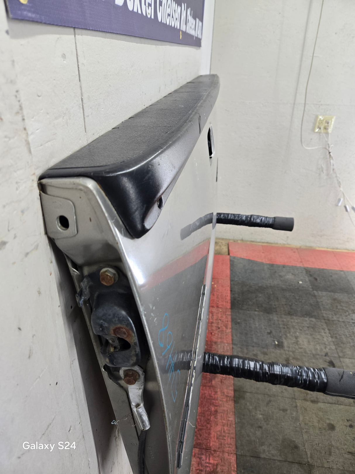 1999-2007 Chevrolet Silverado / GMC Sierra 1500 2500HD 3500 HD Tailgate