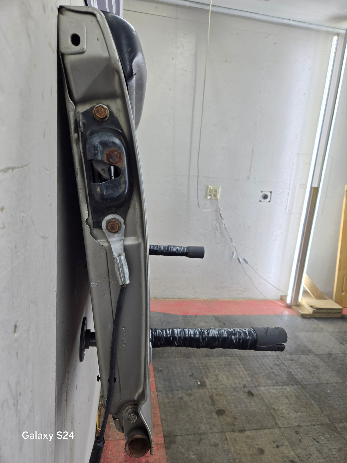 1999-2007 Chevrolet Silverado / GMC Sierra 1500 2500HD 3500 HD Tailgate