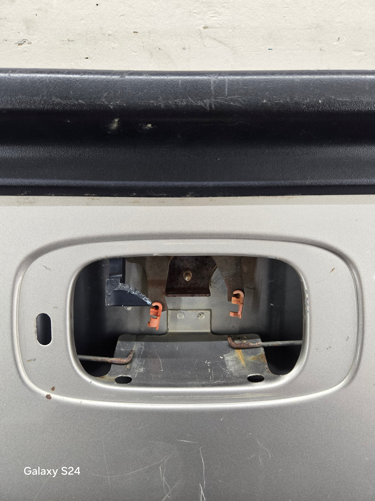 1999-2007 Chevrolet Silverado / GMC Sierra 1500 2500HD 3500 HD Tailgate