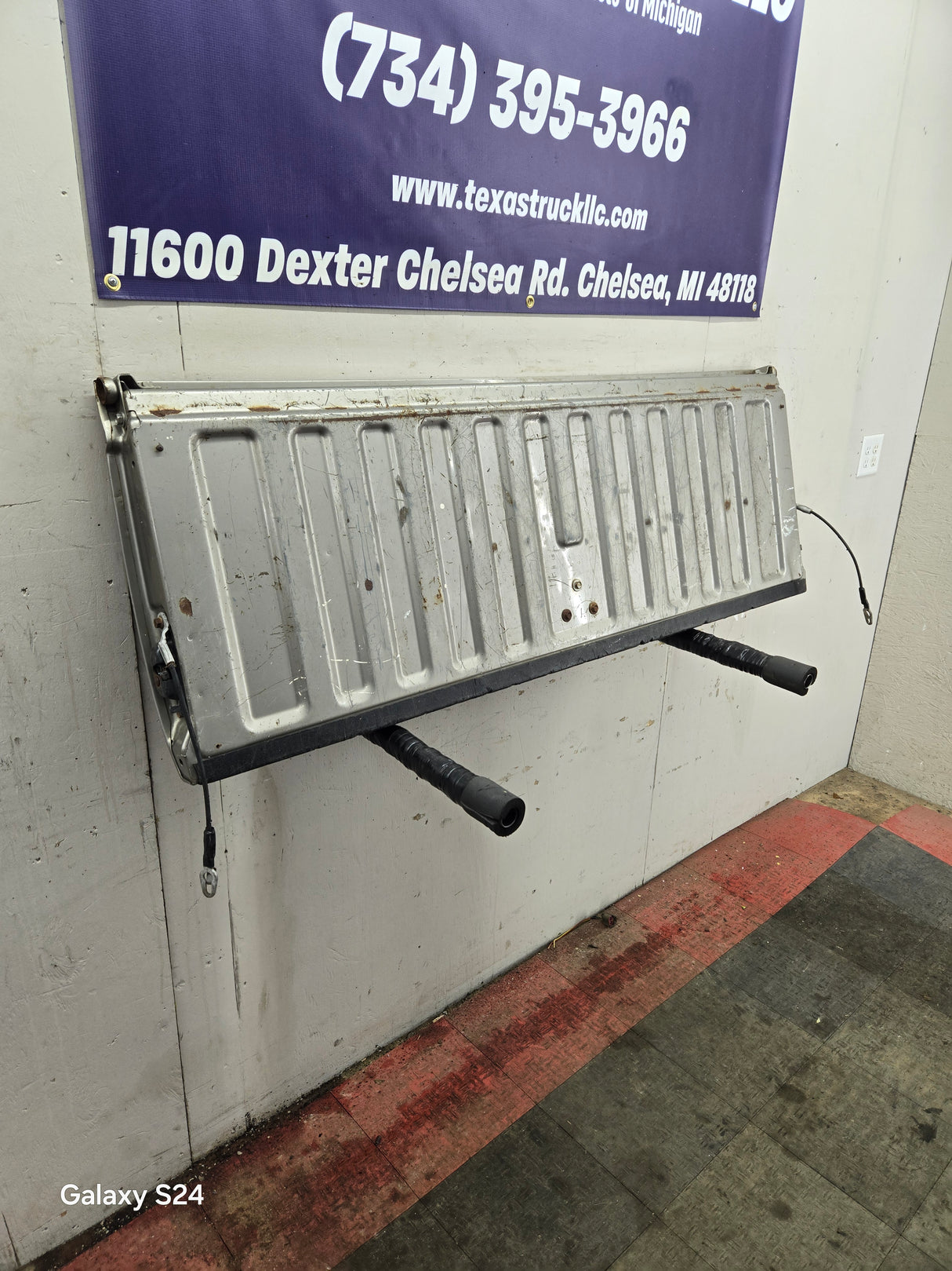 1999-2007 Chevrolet Silverado / GMC Sierra 1500 2500HD 3500 HD Tailgate