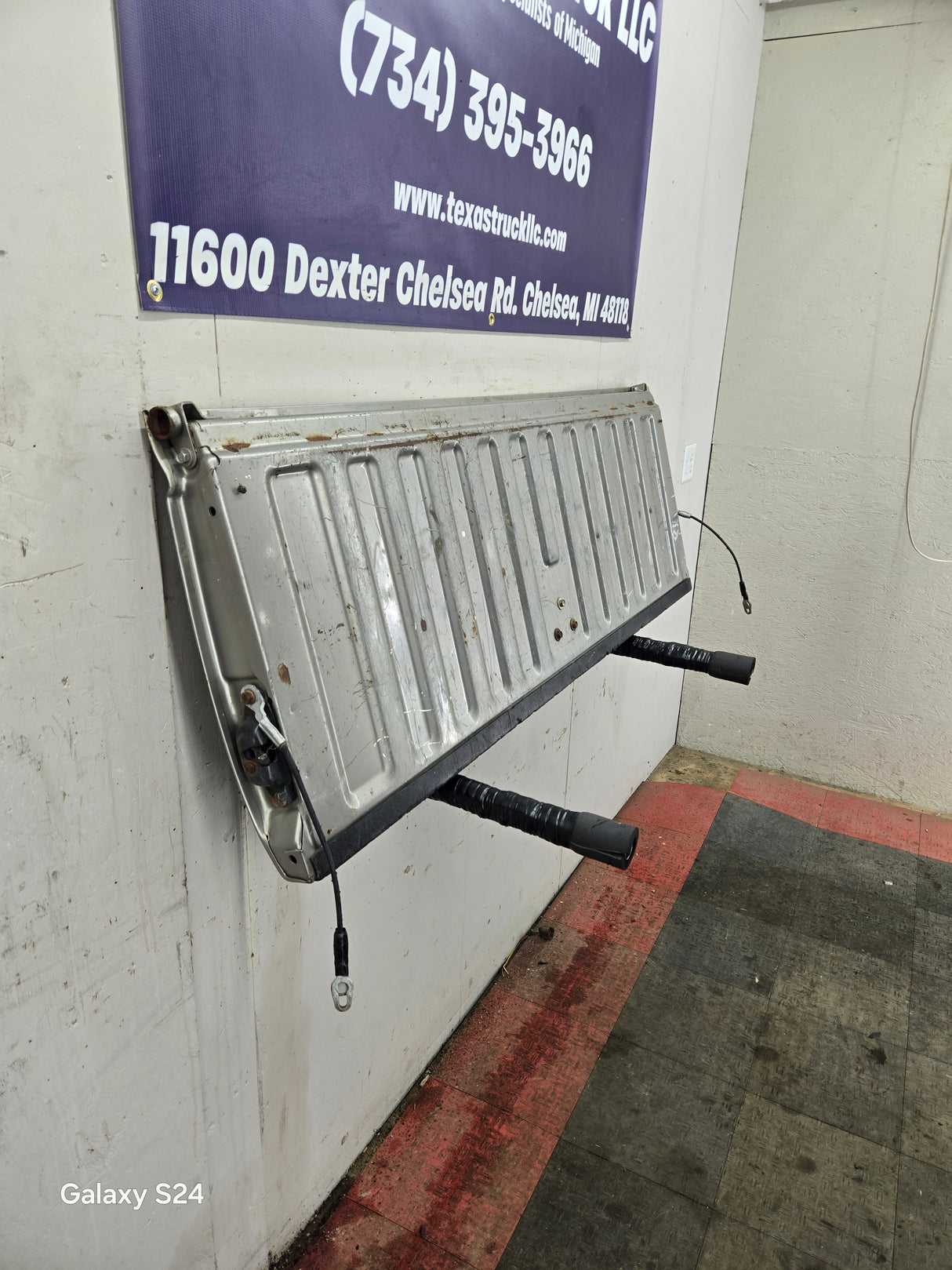 1999-2007 Chevrolet Silverado / GMC Sierra 1500 2500HD 3500 HD Tailgate