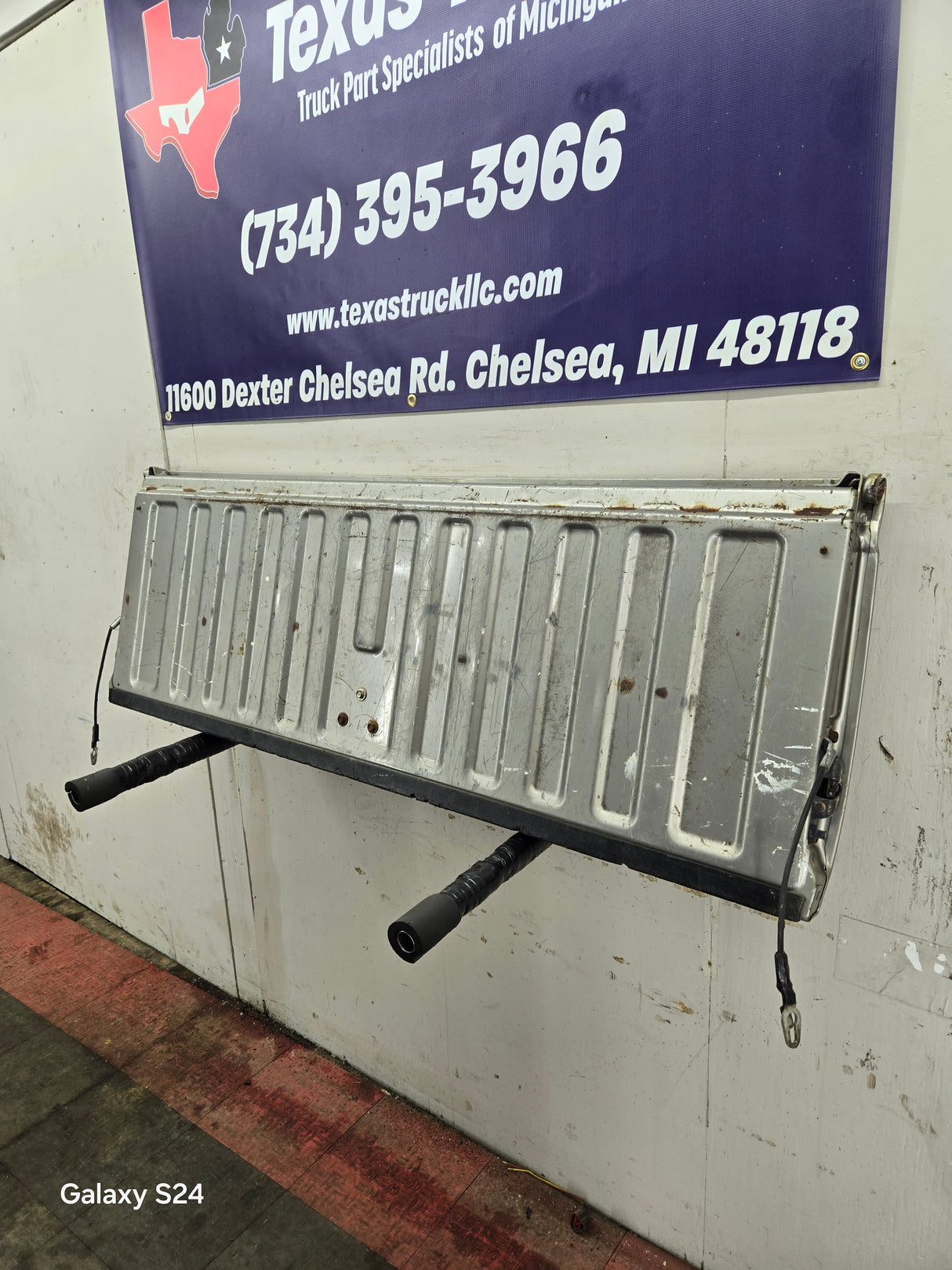 1999-2007 Chevrolet Silverado / GMC Sierra 1500 2500HD 3500 HD Tailgate