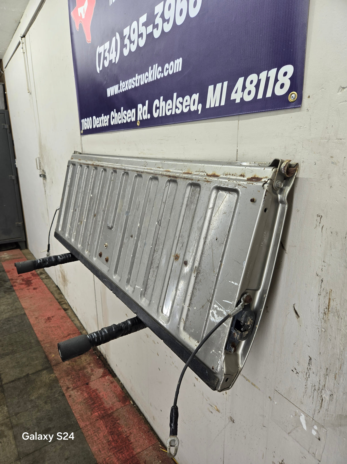 1999-2007 Chevrolet Silverado / GMC Sierra 1500 2500HD 3500 HD Tailgate