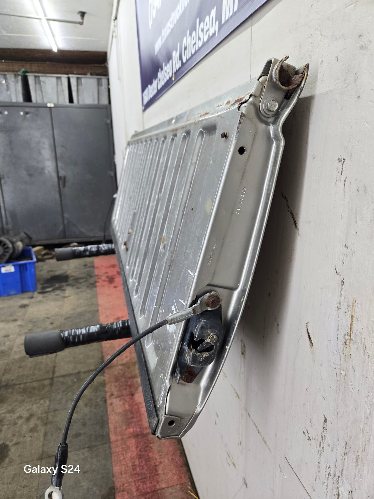 1999-2007 Chevrolet Silverado / GMC Sierra 1500 2500HD 3500 HD Tailgate