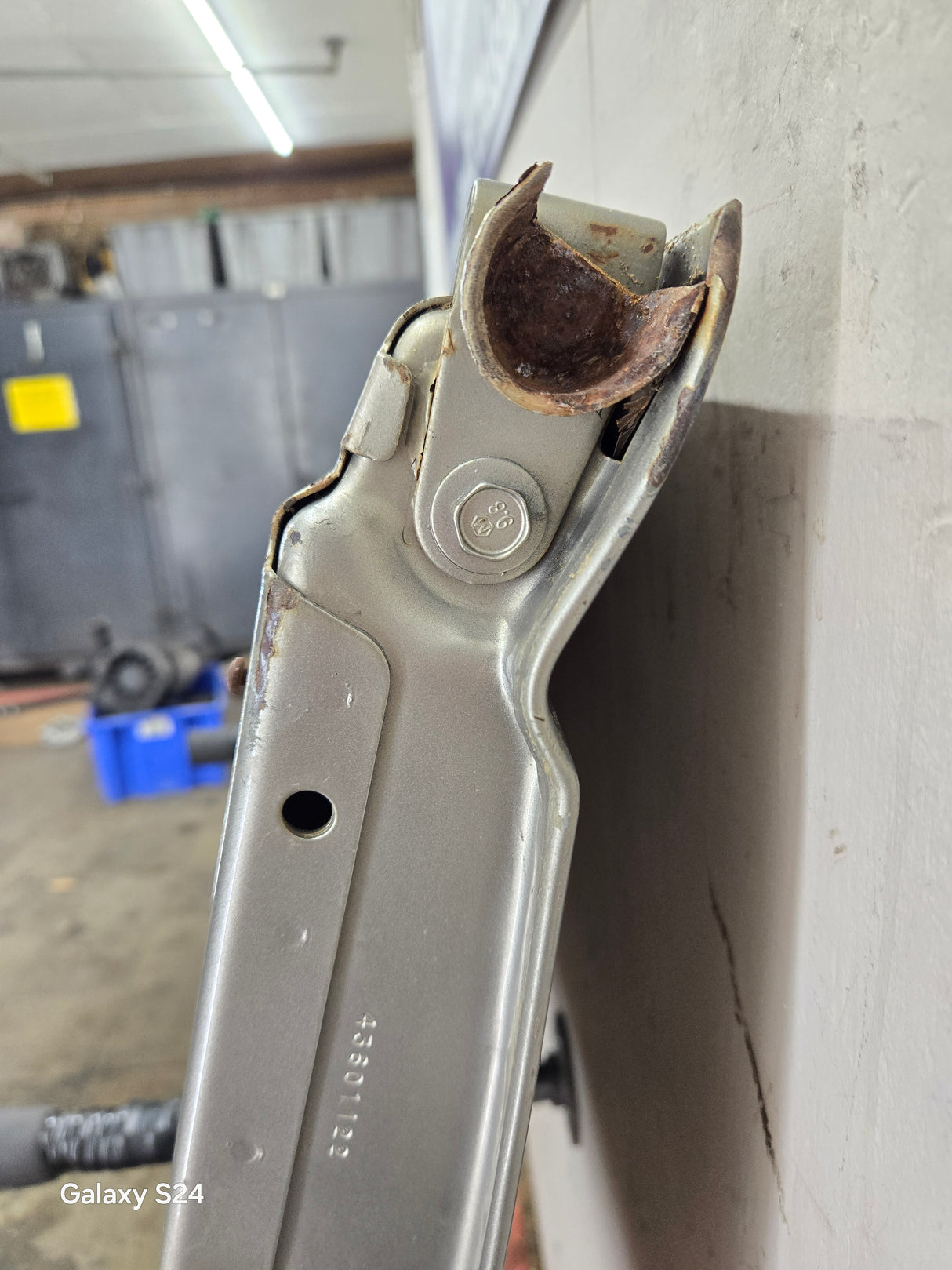 1999-2007 Chevrolet Silverado / GMC Sierra 1500 2500HD 3500 HD Tailgate