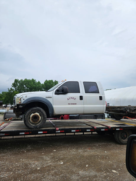 2006 Ford F-550 Crew Cab, Cab & Chassis Dual Rear Wheel - FULL PART OUT
