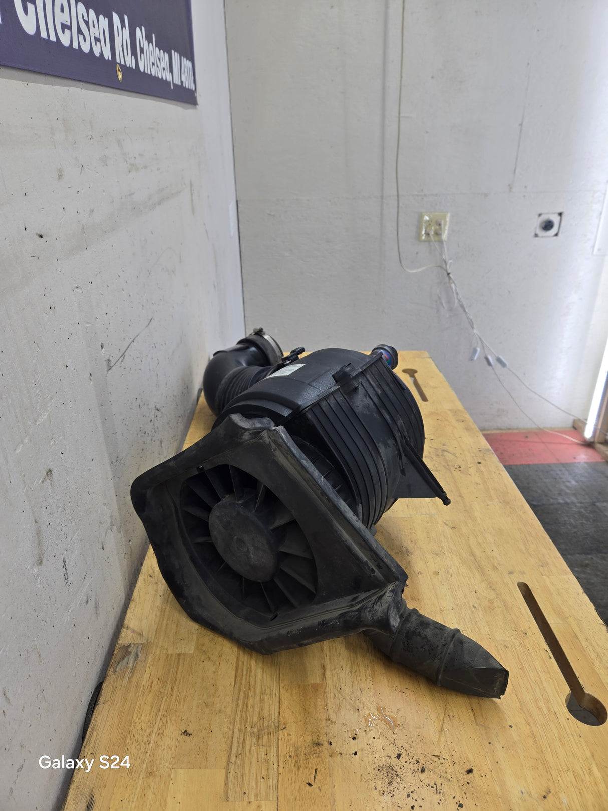 2007-2010 Chevrolet Silverado / GMC Sierra Engine Air Intake Box Cleaner 25839609