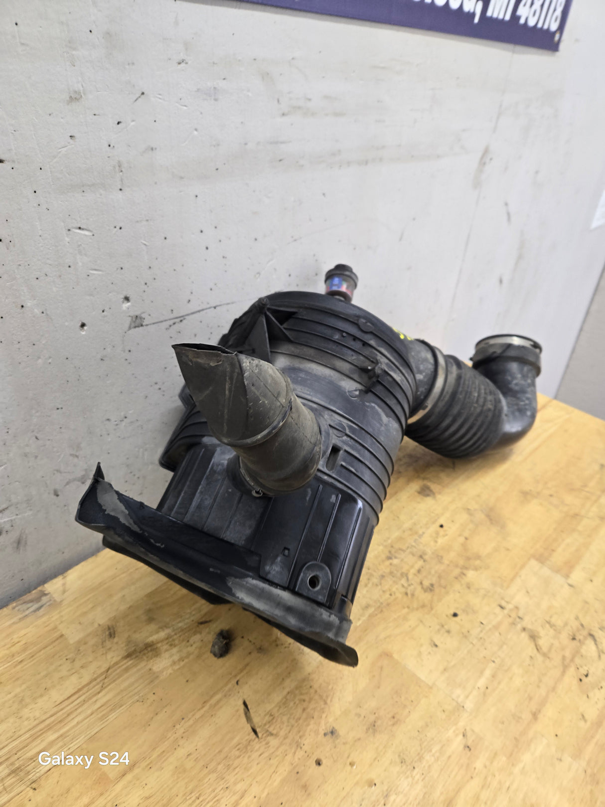 2007-2010 Chevrolet Silverado / GMC Sierra Engine Air Intake Box Cleaner 25839609