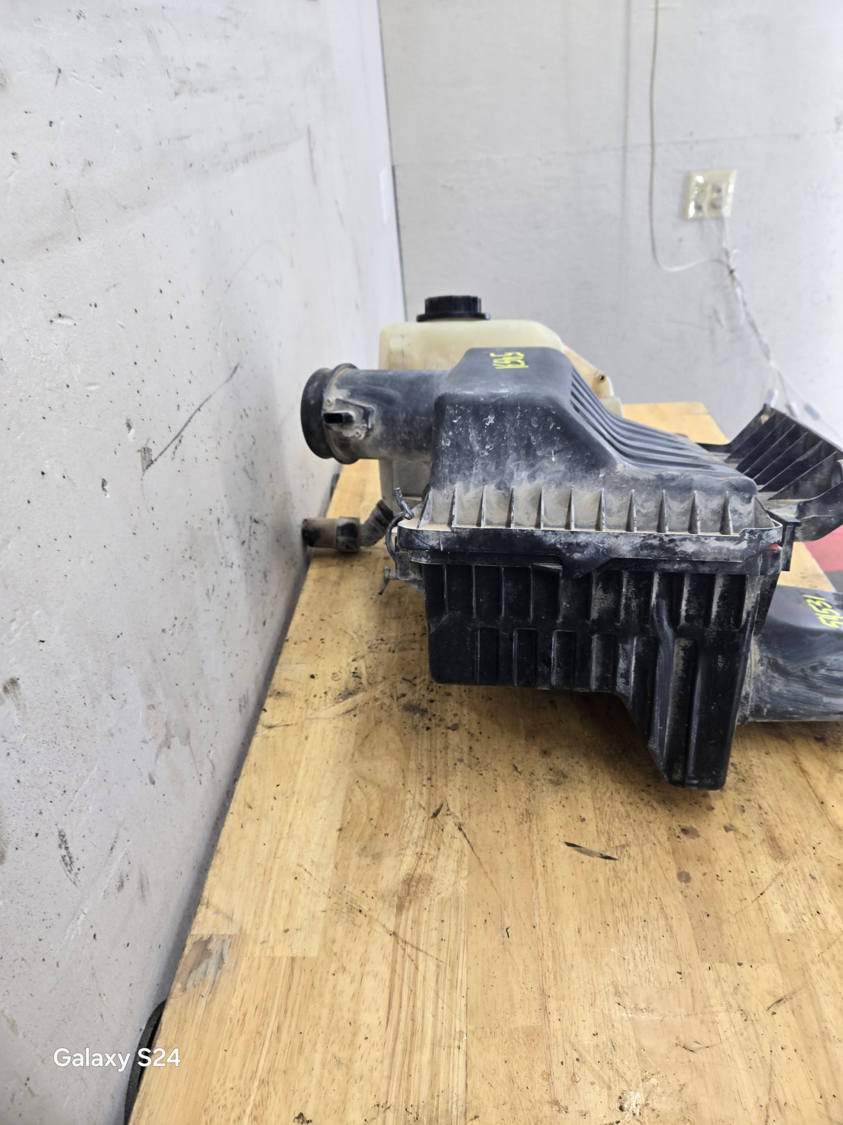 2011-2016 Ford Super Duty 6.2L Engine Coolant Reservoir / Air Box F250 F350 F450 F550