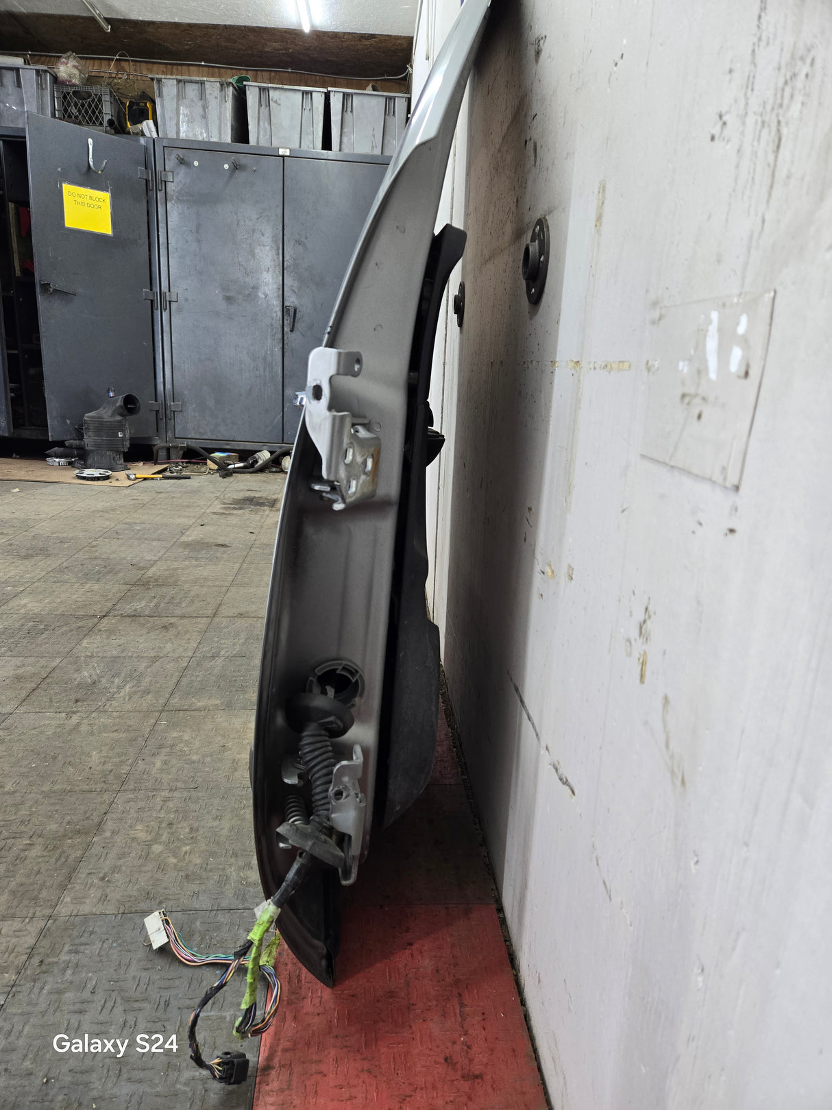 2007-2013 Chevrolet Silverado / GMC Sierra 1500 25000 3500 HD LH Front Passenger Side Door