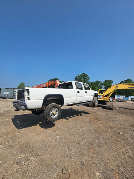 2007 Chevrolet Silverado 2500HD Cateye Classic Crew Cab 8' Long Bed - FULL PART OUT
