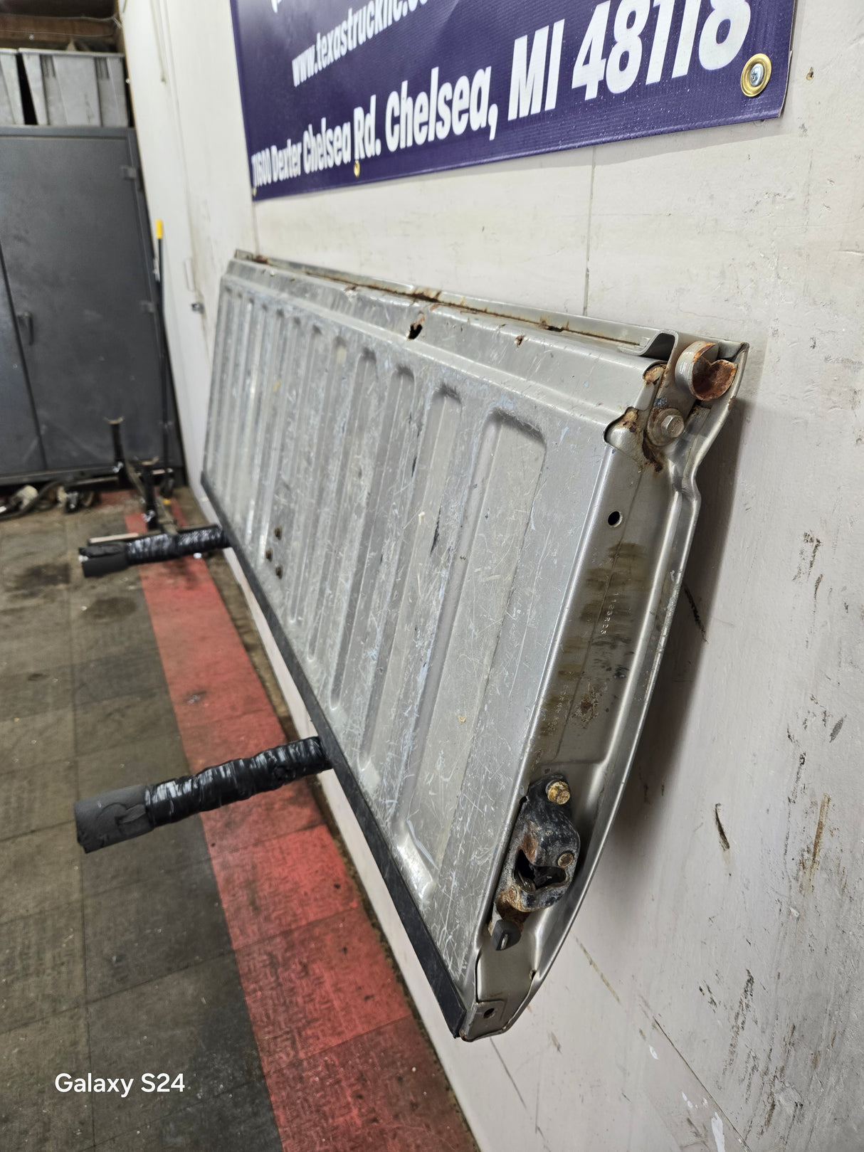 1999-2007 Chevrolet Silverado / GMC Sierra 1500 2500 3500 HD Tailgate