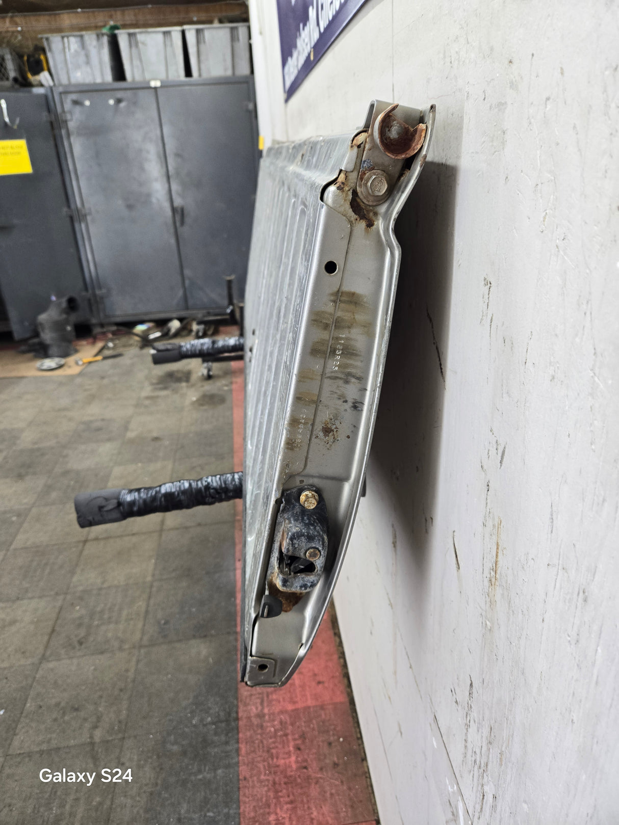 1999-2007 Chevrolet Silverado / GMC Sierra 1500 2500 3500 HD Tailgate