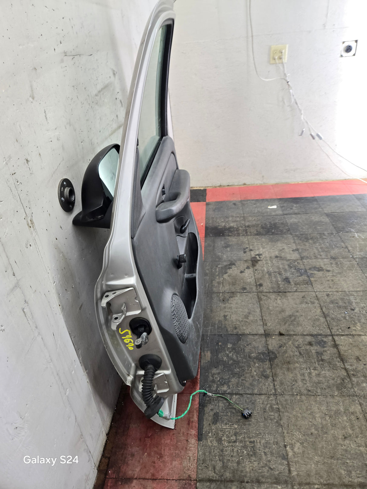 1999-2006 Chevrolet Silverado / GMC Sierra 1500 2500 3500 HD Front Passenger side Door RH