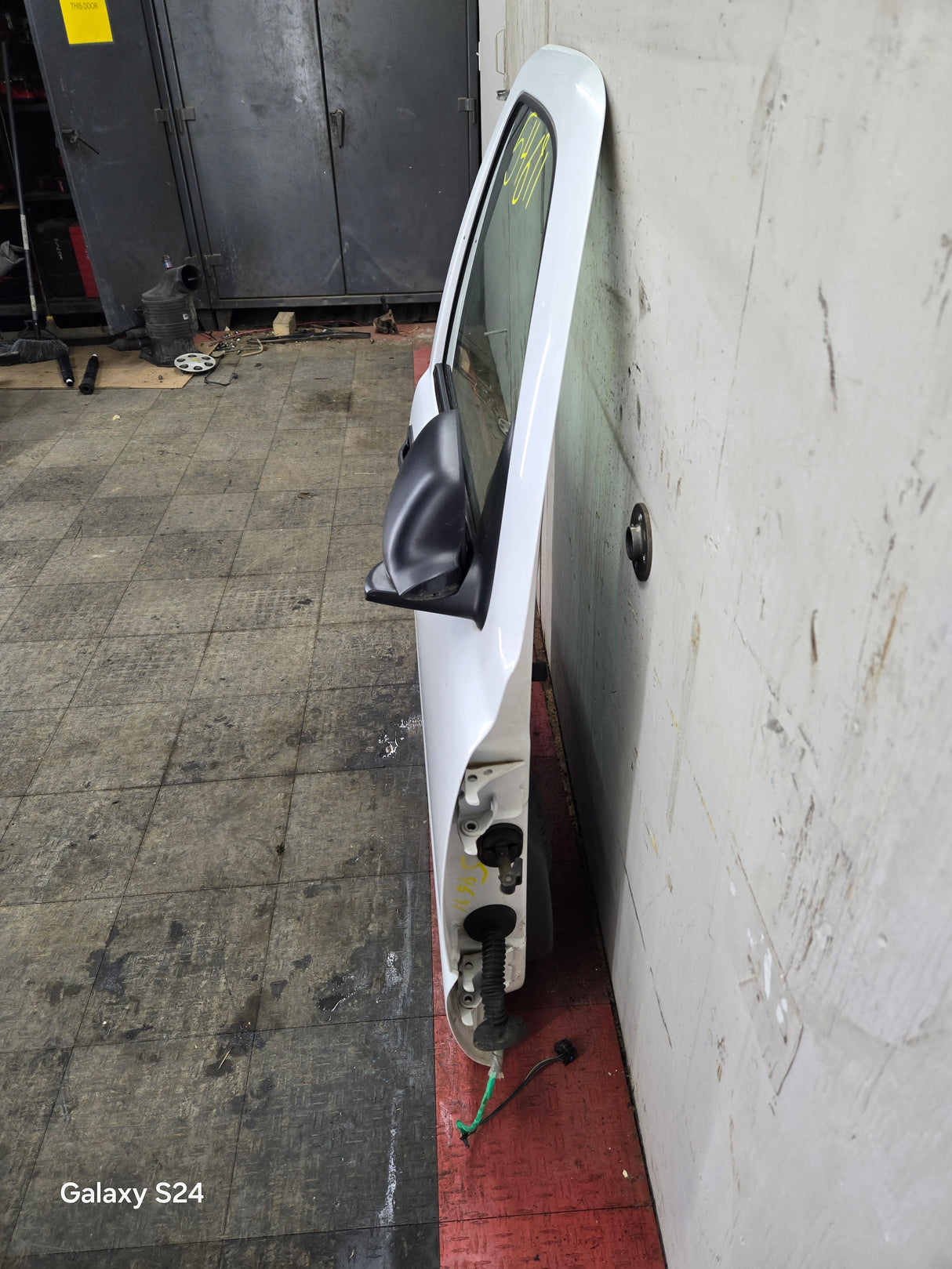 1999-2006 Chevrolet Silverado / GMC Sierra 1500 2500 3500 HD Front RH Passenger side Door