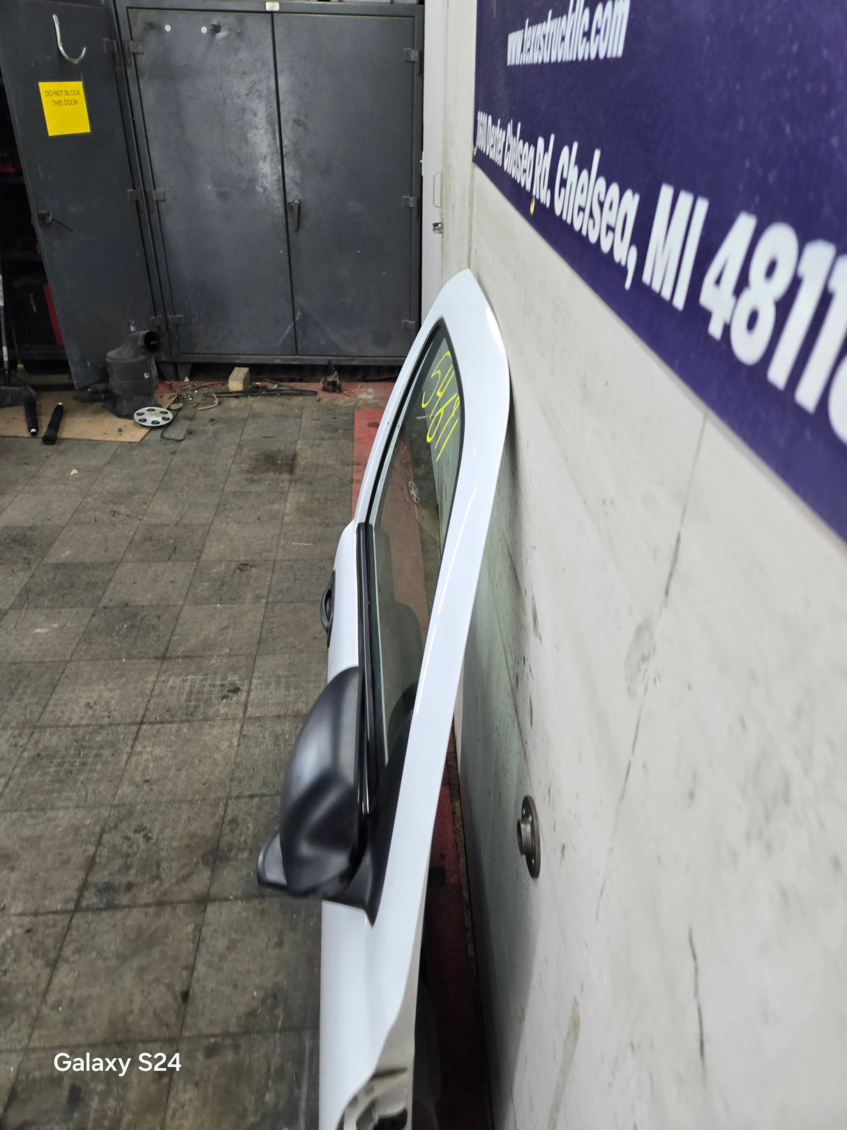 1999-2006 Chevrolet Silverado / GMC Sierra 1500 2500 3500 HD Front RH Passenger side Door