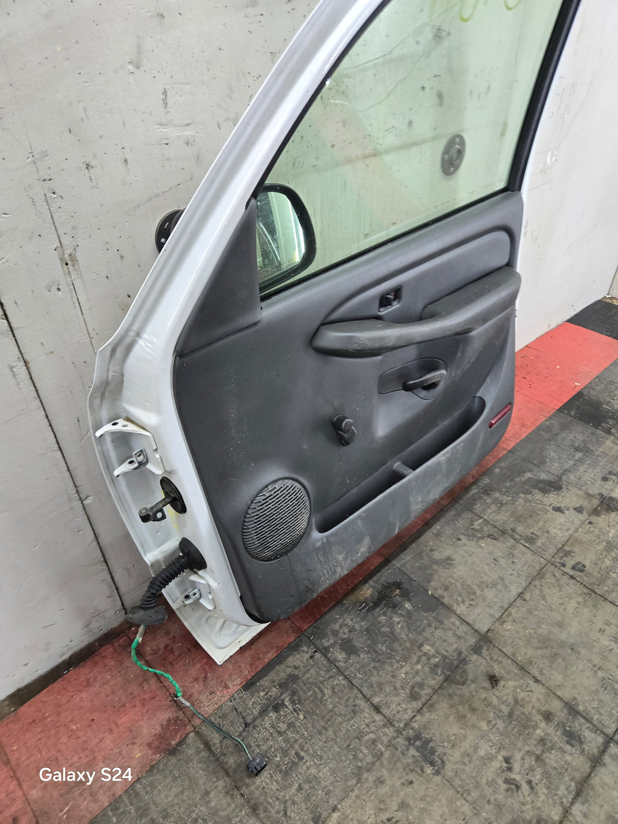 1999-2006 Chevrolet Silverado / GMC Sierra 1500 2500 3500 HD Front RH Passenger side Door