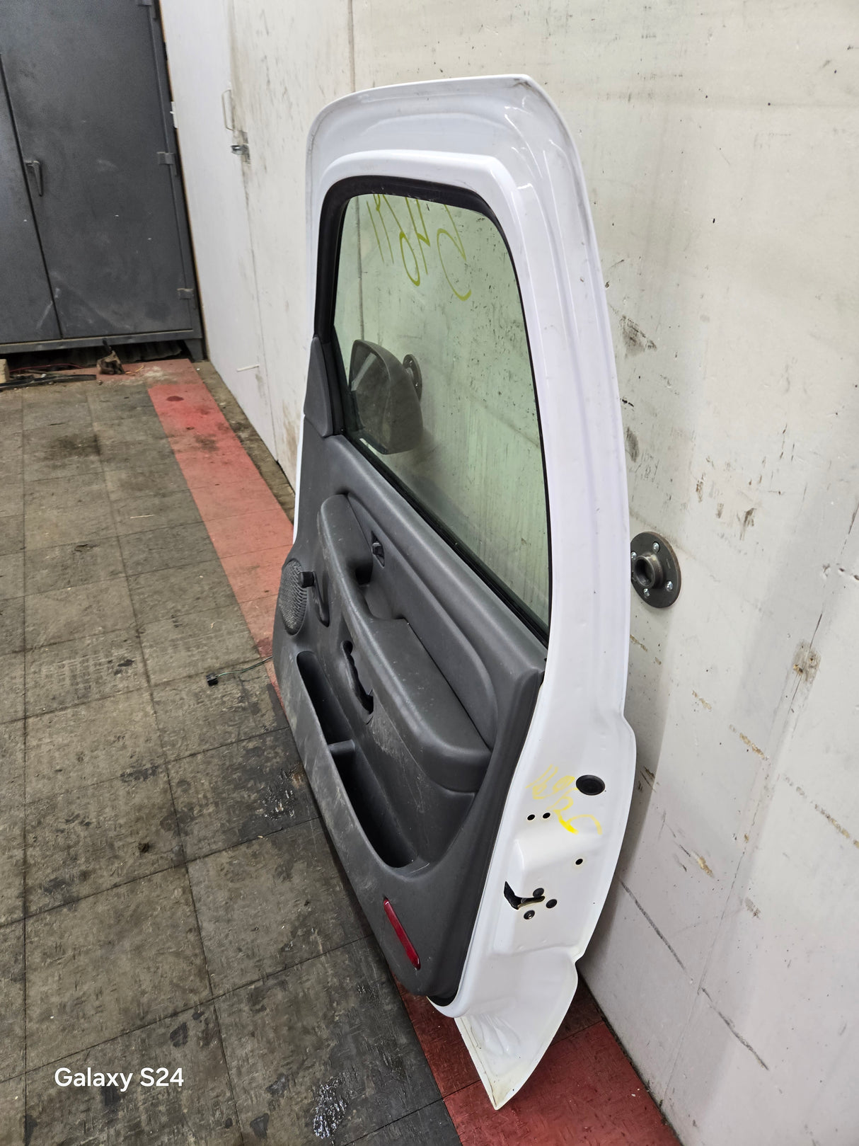 1999-2006 Chevrolet Silverado / GMC Sierra 1500 2500 3500 HD Front RH Passenger side Door