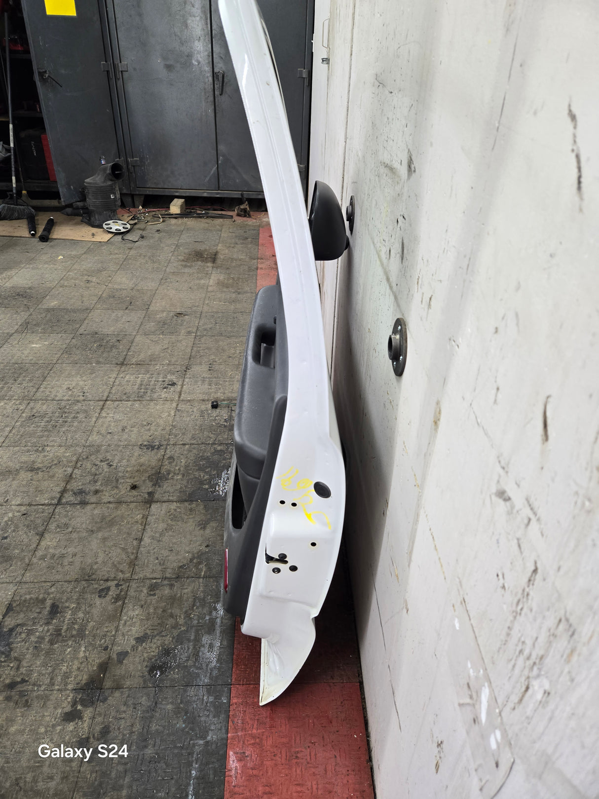 1999-2006 Chevrolet Silverado / GMC Sierra 1500 2500 3500 HD Front RH Passenger side Door