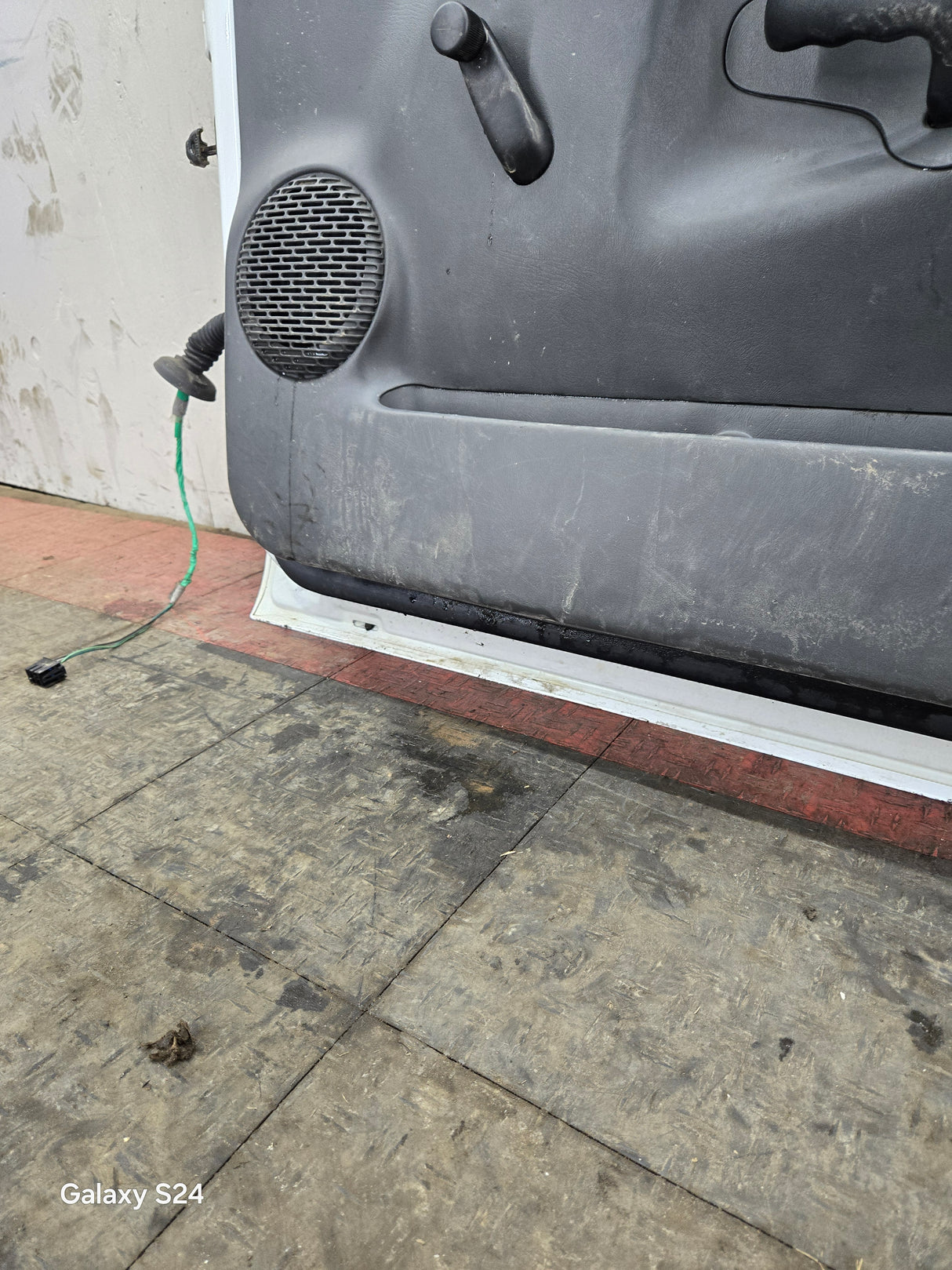 1999-2006 Chevrolet Silverado / GMC Sierra 1500 2500 3500 HD Front RH Passenger side Door