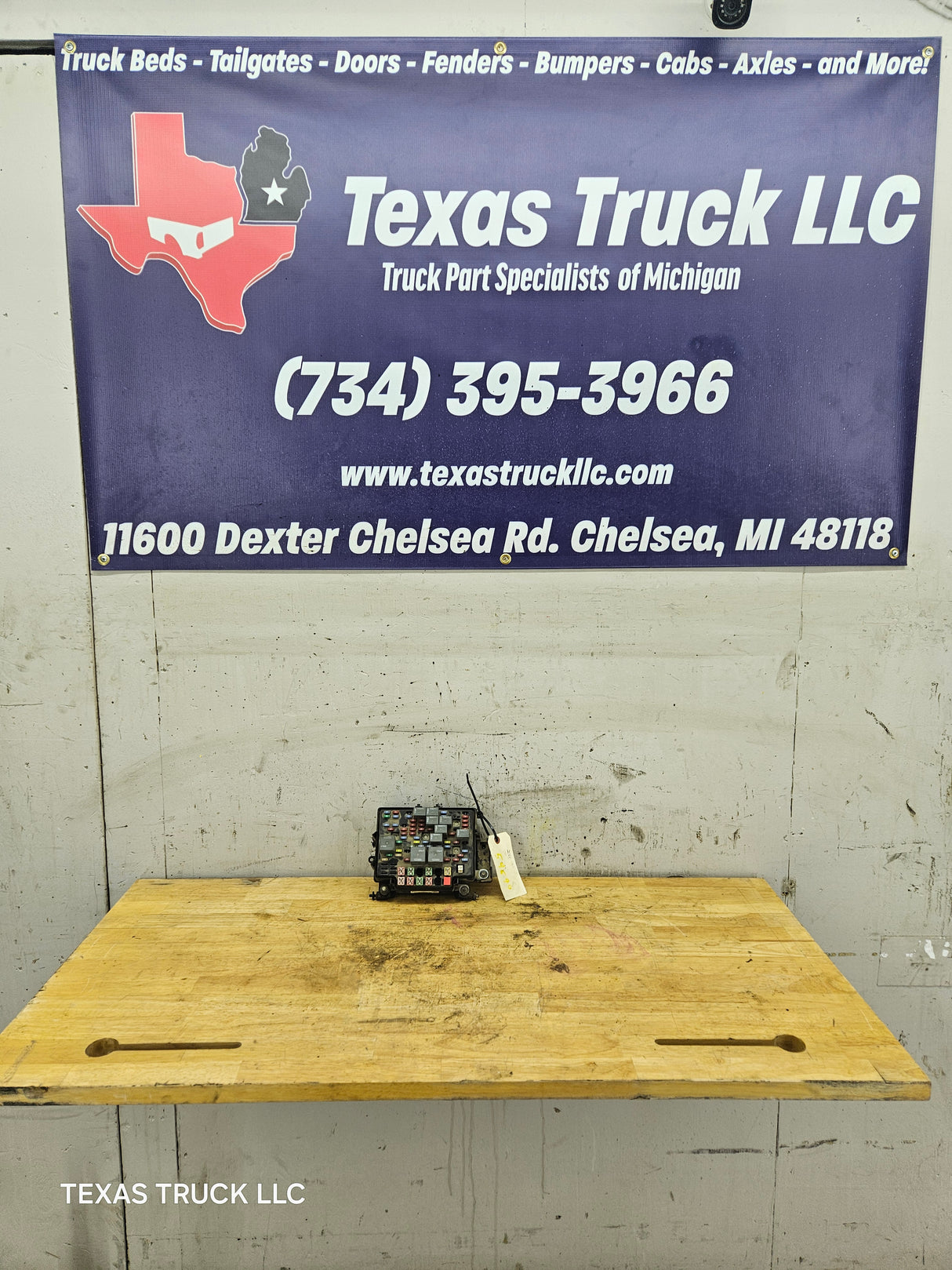 2006-2007 Chevrolet Silverado / GMC Sierra 1500 2500 3500 Engine Bay Fuse Box - 15139209