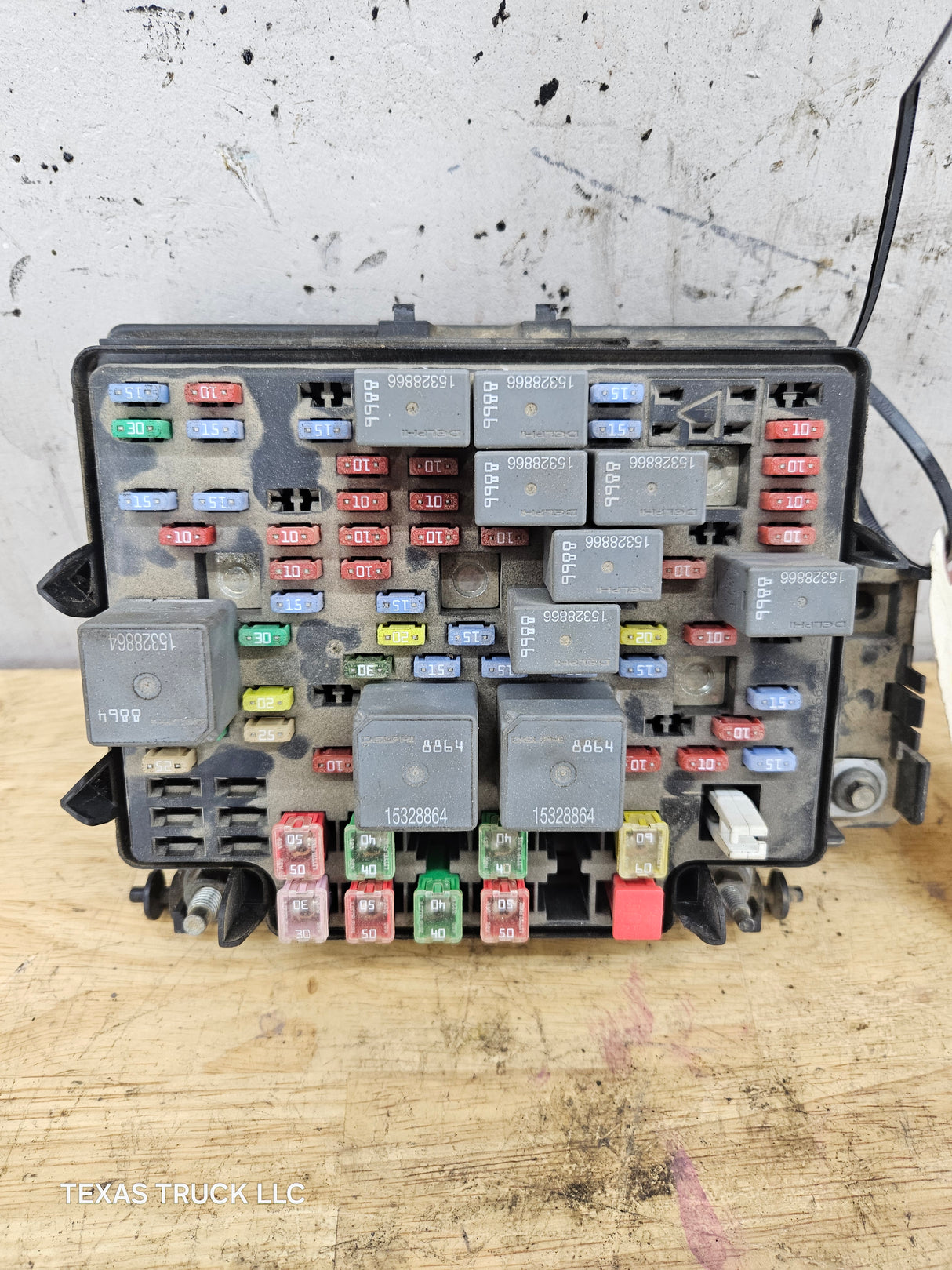 2006-2007 Chevrolet Silverado / GMC Sierra 1500 2500 3500 Engine Bay Fuse Box - 15139209