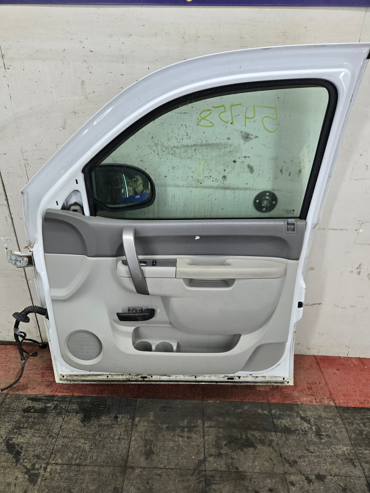 2007-2013 Chevrolet Silverado / GMC Sierra 1500 2500 3500 HD RH Front Passenger Side Door