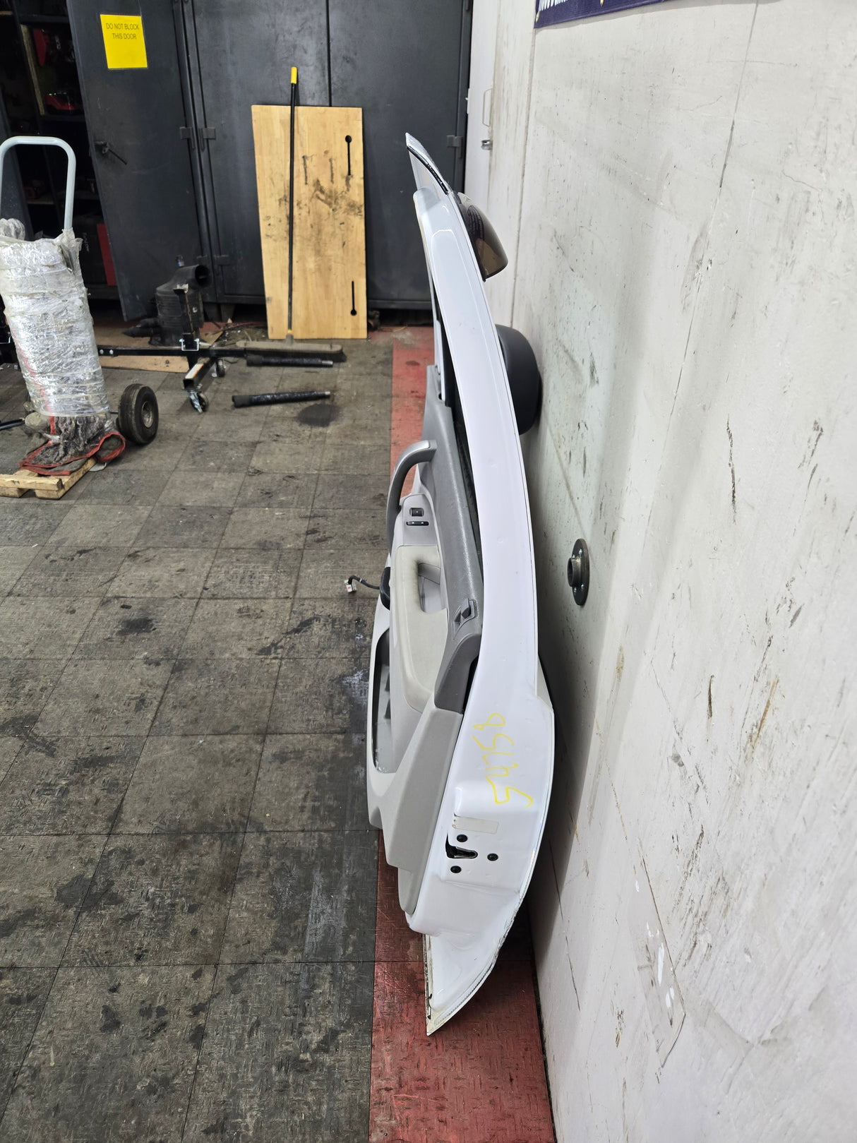 2007-2013 Chevrolet Silverado / GMC Sierra 1500 2500 3500 HD RH Front Passenger Side Door